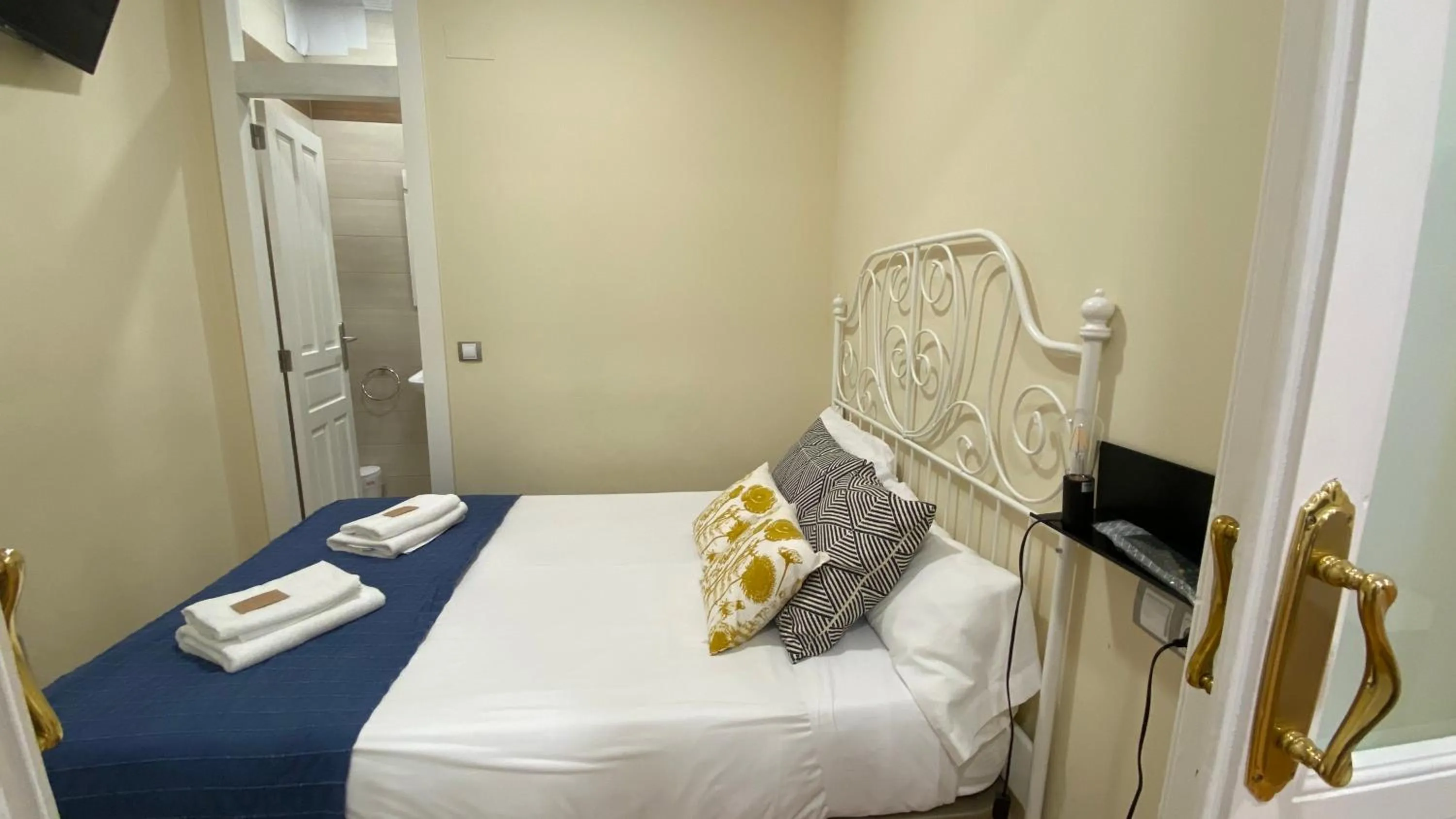 Bed in INSIDEHOME Valladolid Centro -Hab con baño privado en el centro y OPCION DE PARKING-