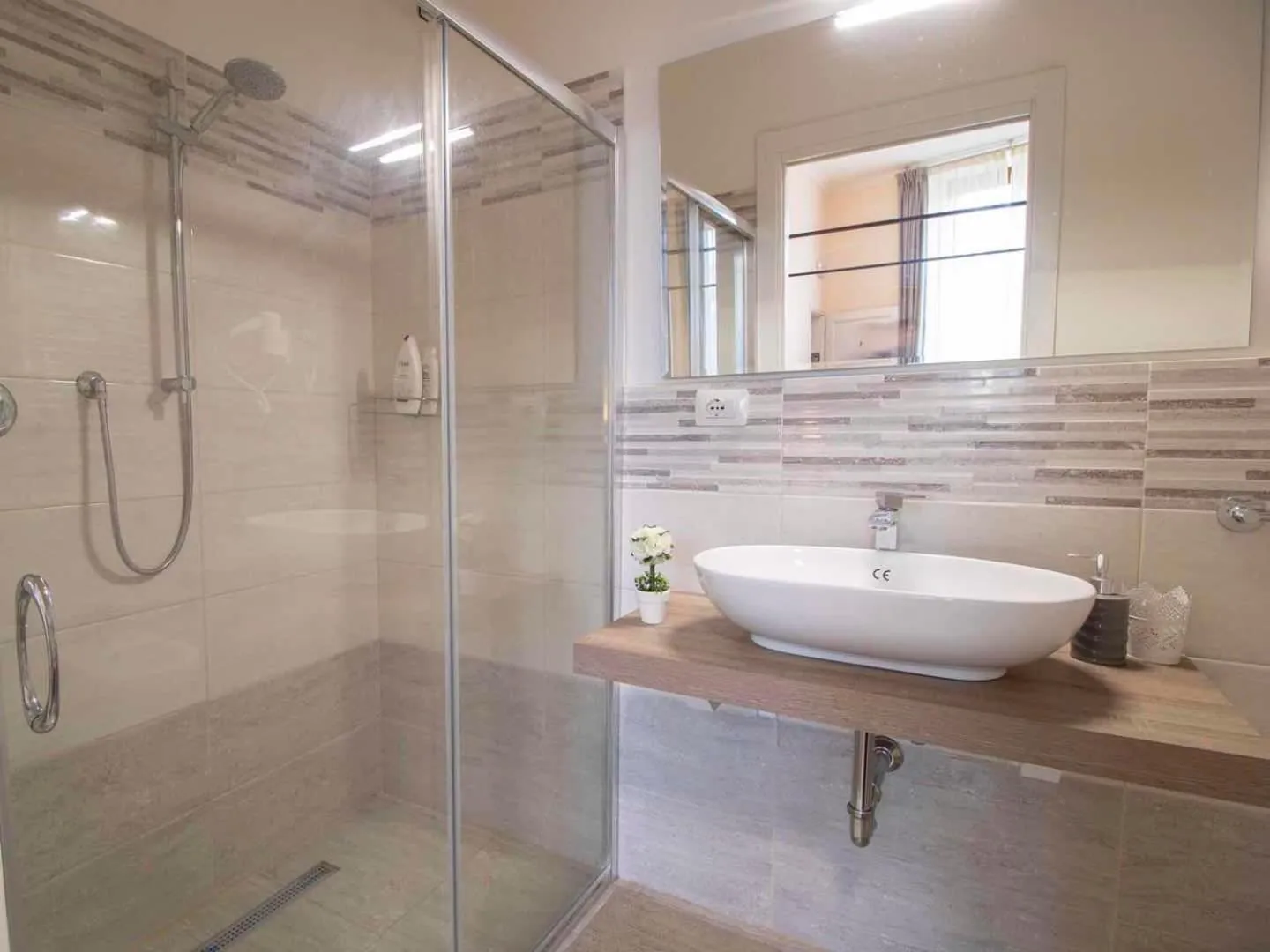 Shower in Villa Gelsomino Garden