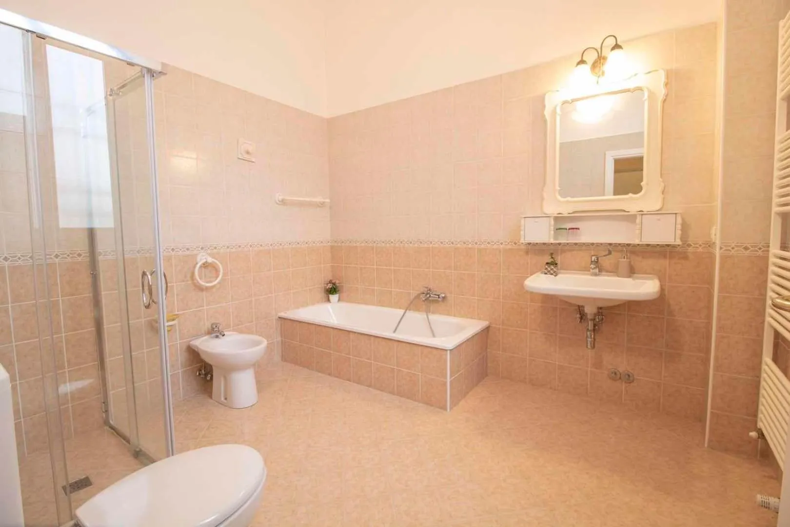 Toilet in Villa Gelsomino Garden