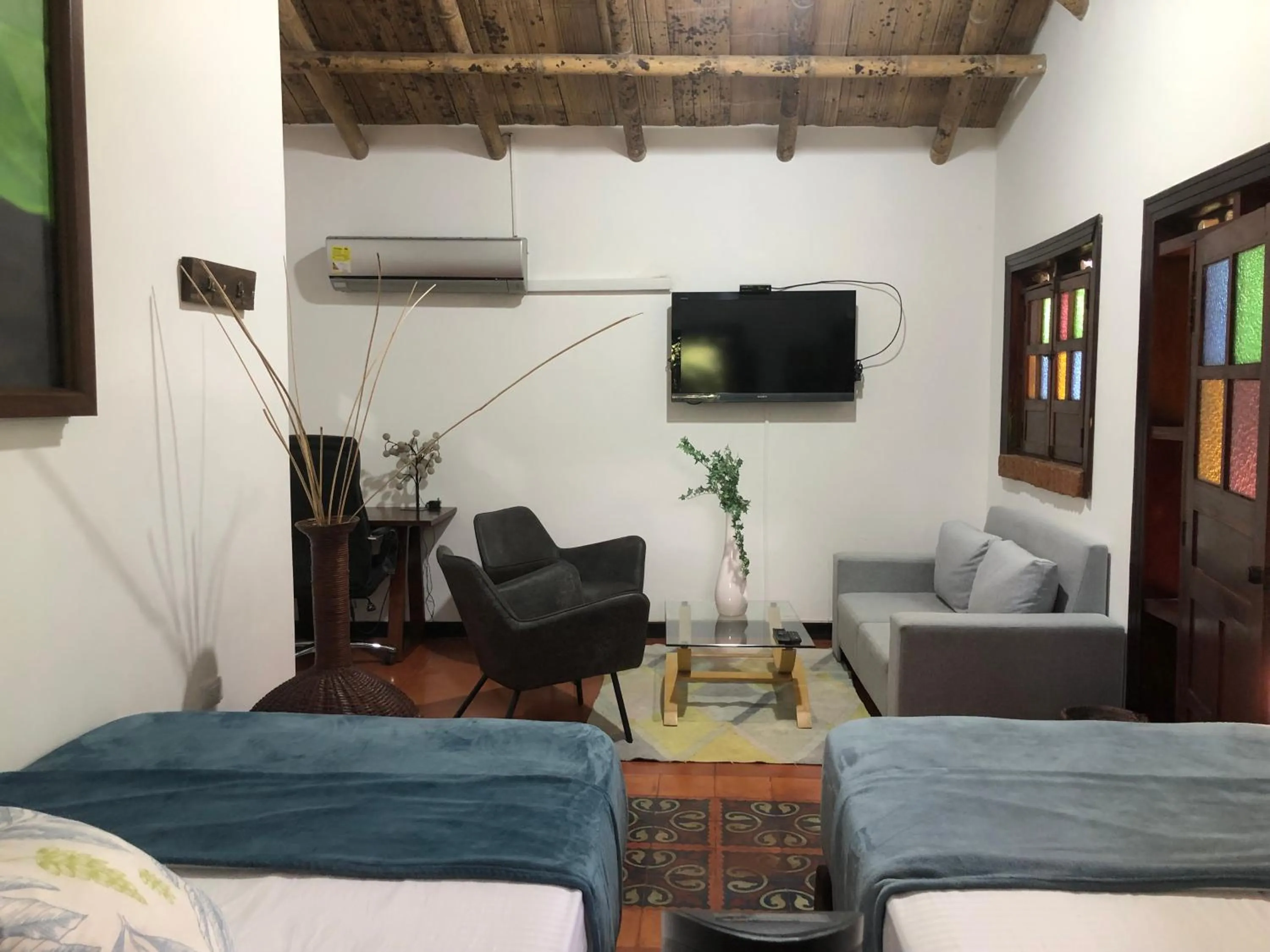 Communal lounge/ TV room in Finca Hotel Brasilia