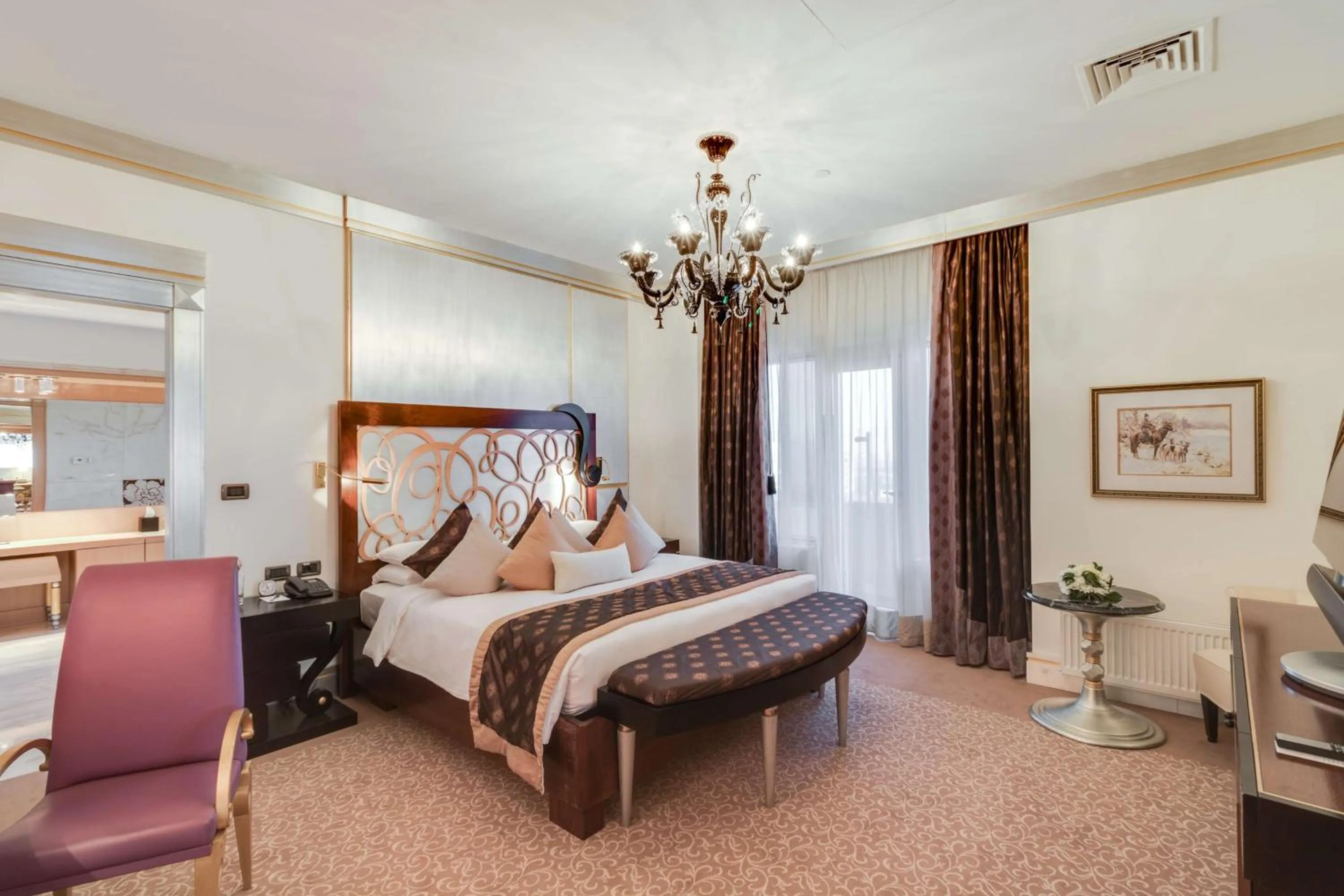 Photo of the whole room, Bed in Hyatt Regency Kyiv