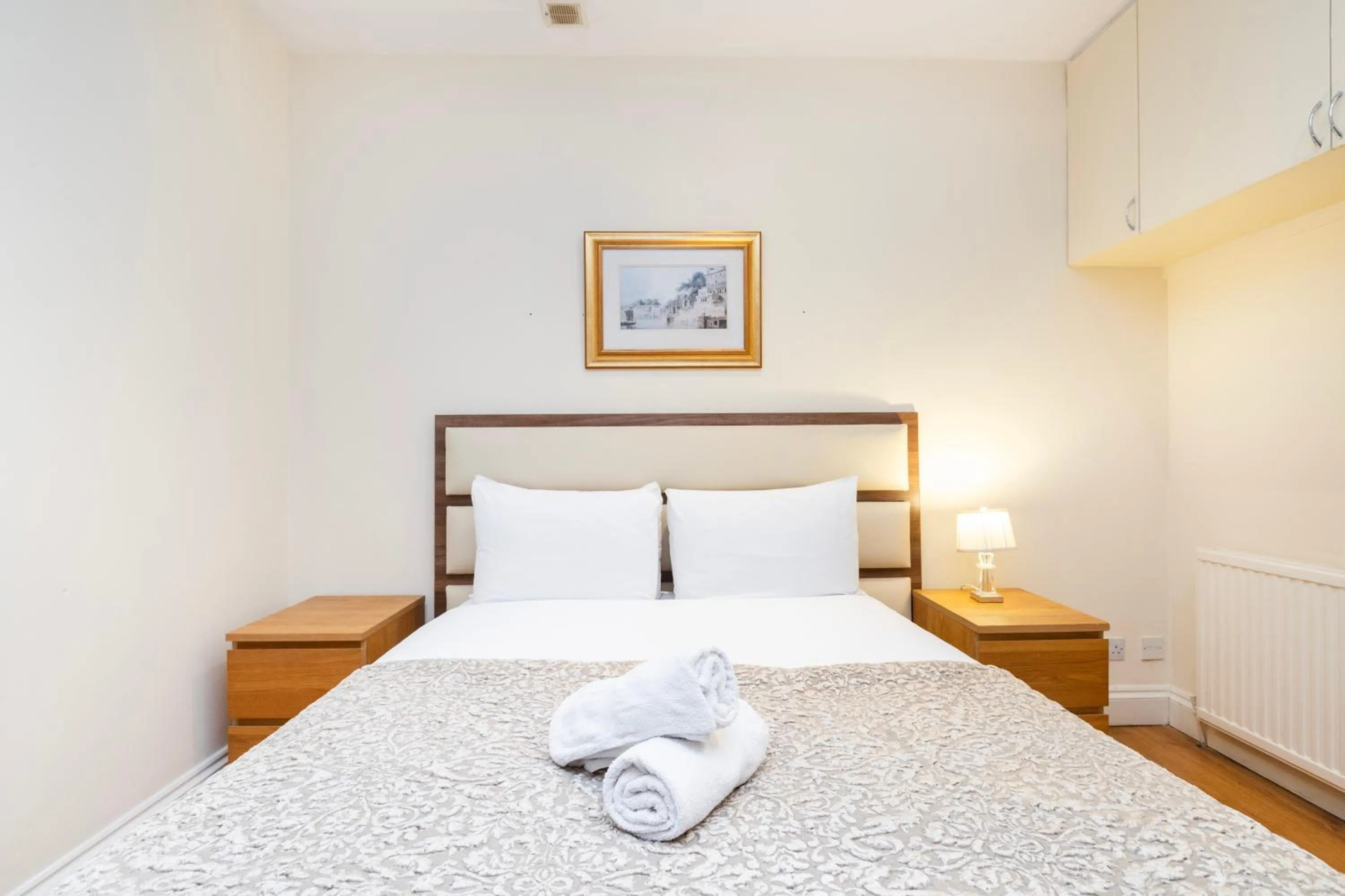 Bed in Hyde Park Rooms & Apartments