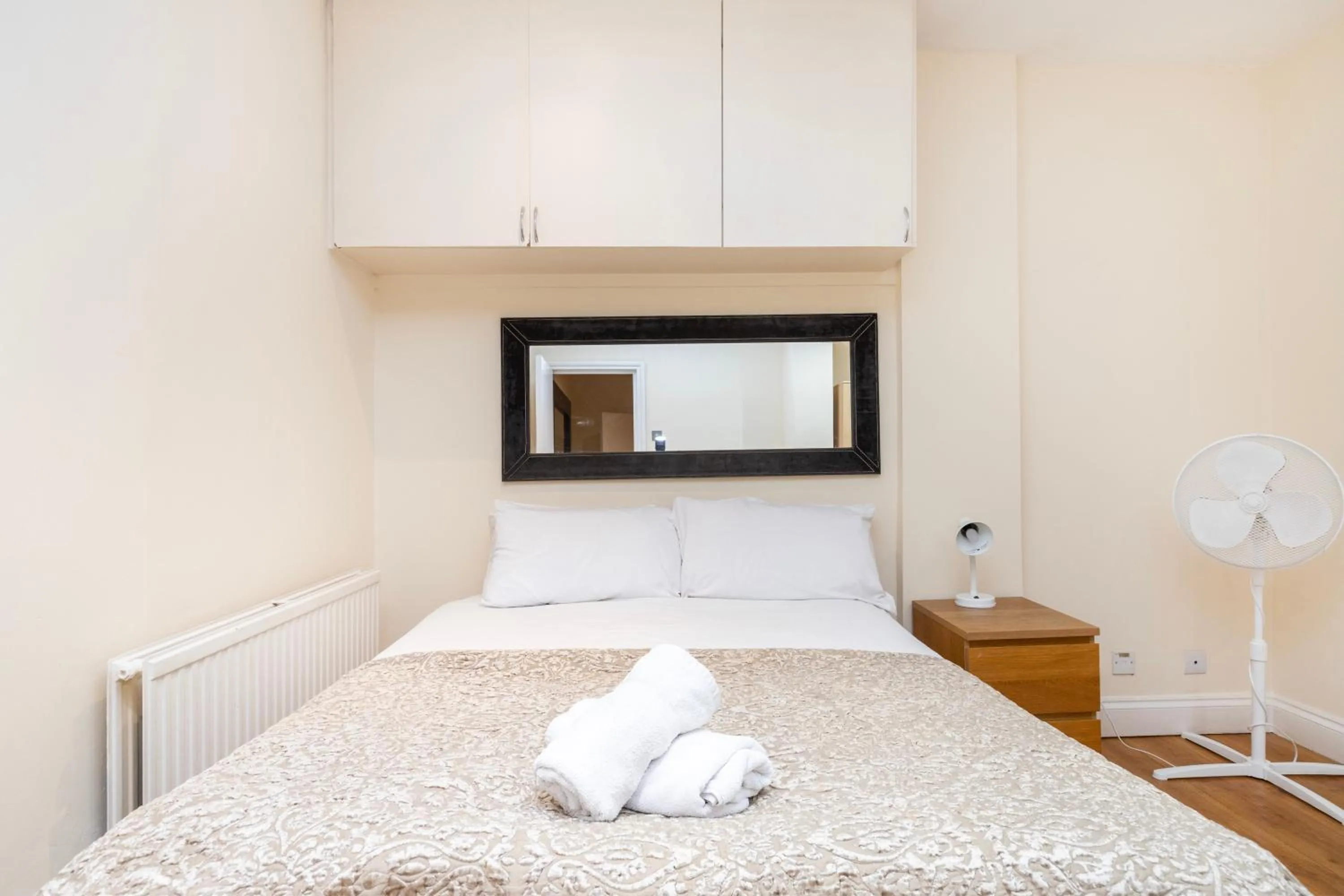 Bed in Hyde Park Rooms & Apartments