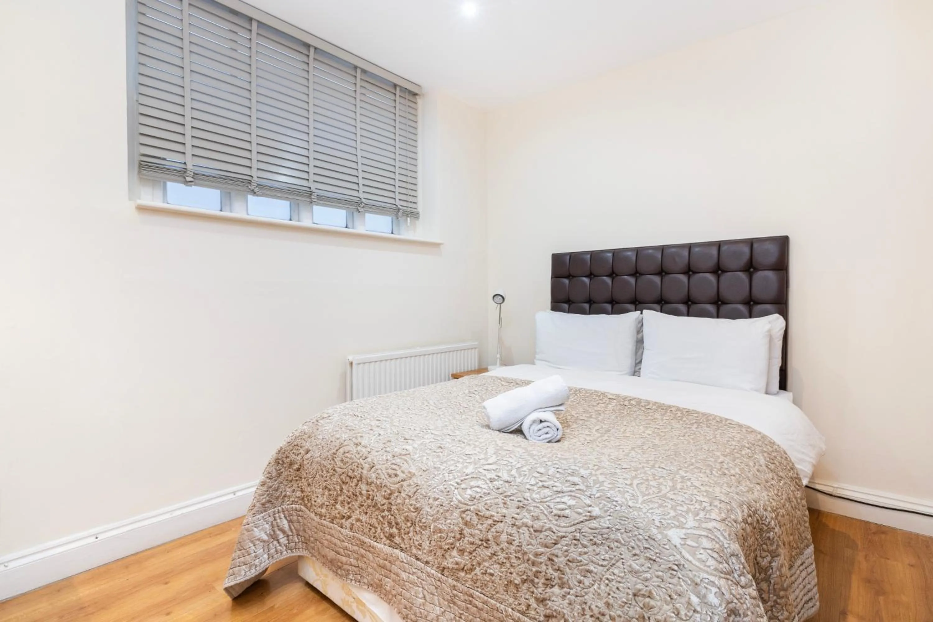 Bed in Hyde Park Rooms & Apartments