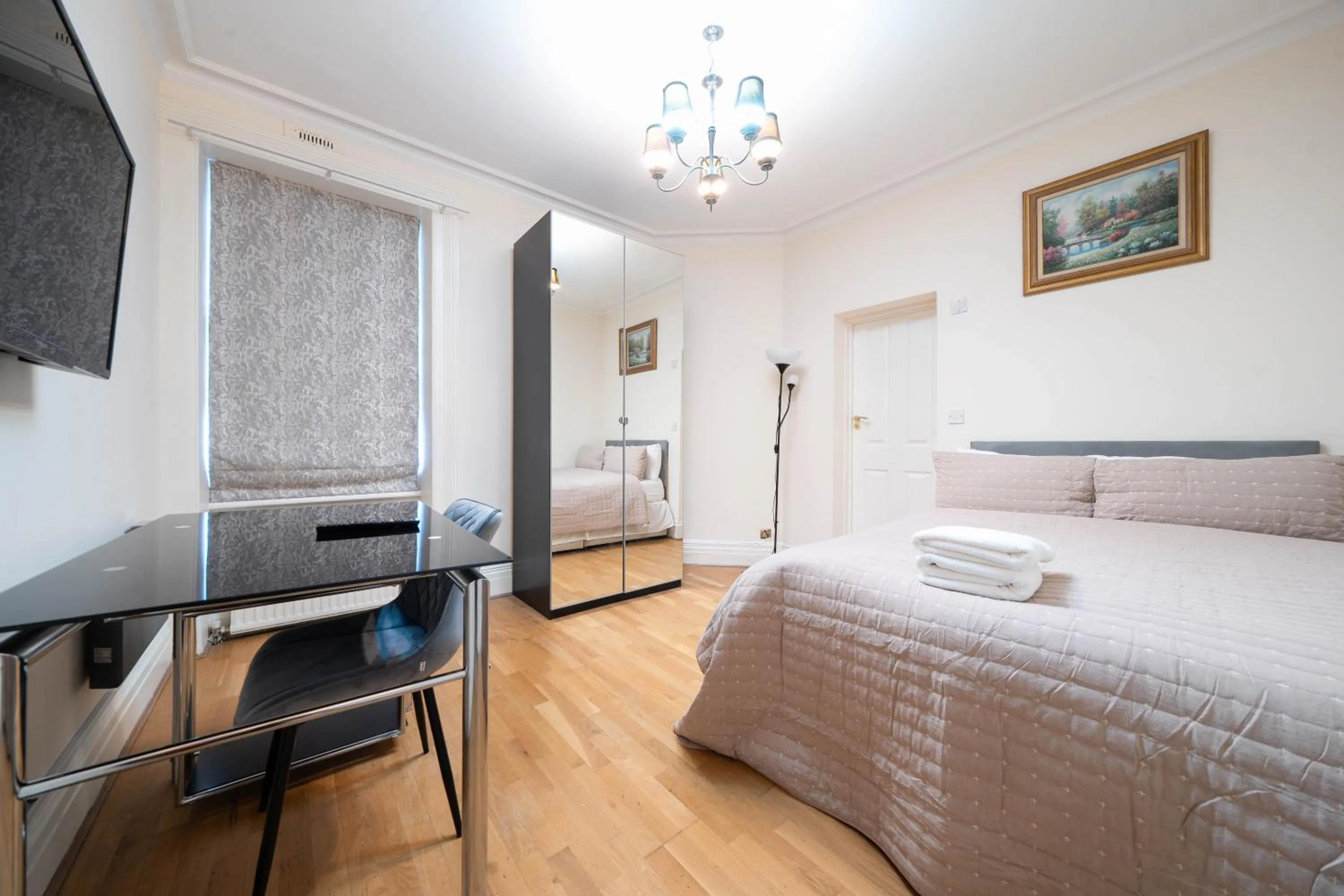 Bed in Hyde Park Rooms & Apartments