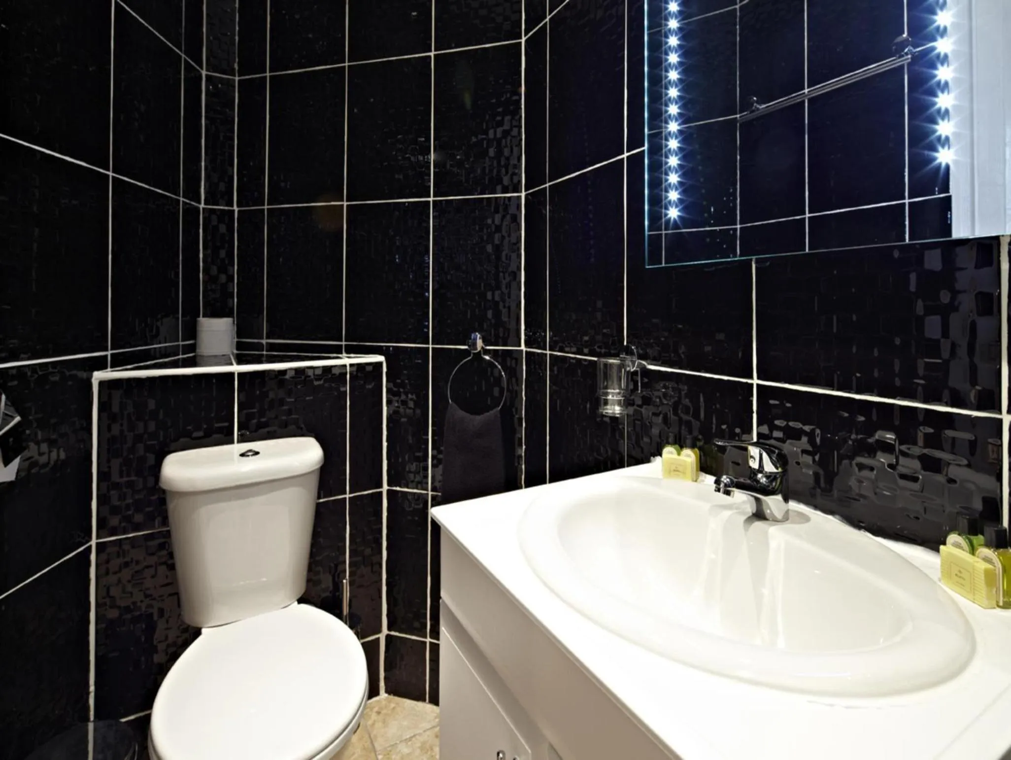 Bathroom in Hyde Park Rooms & Apartments