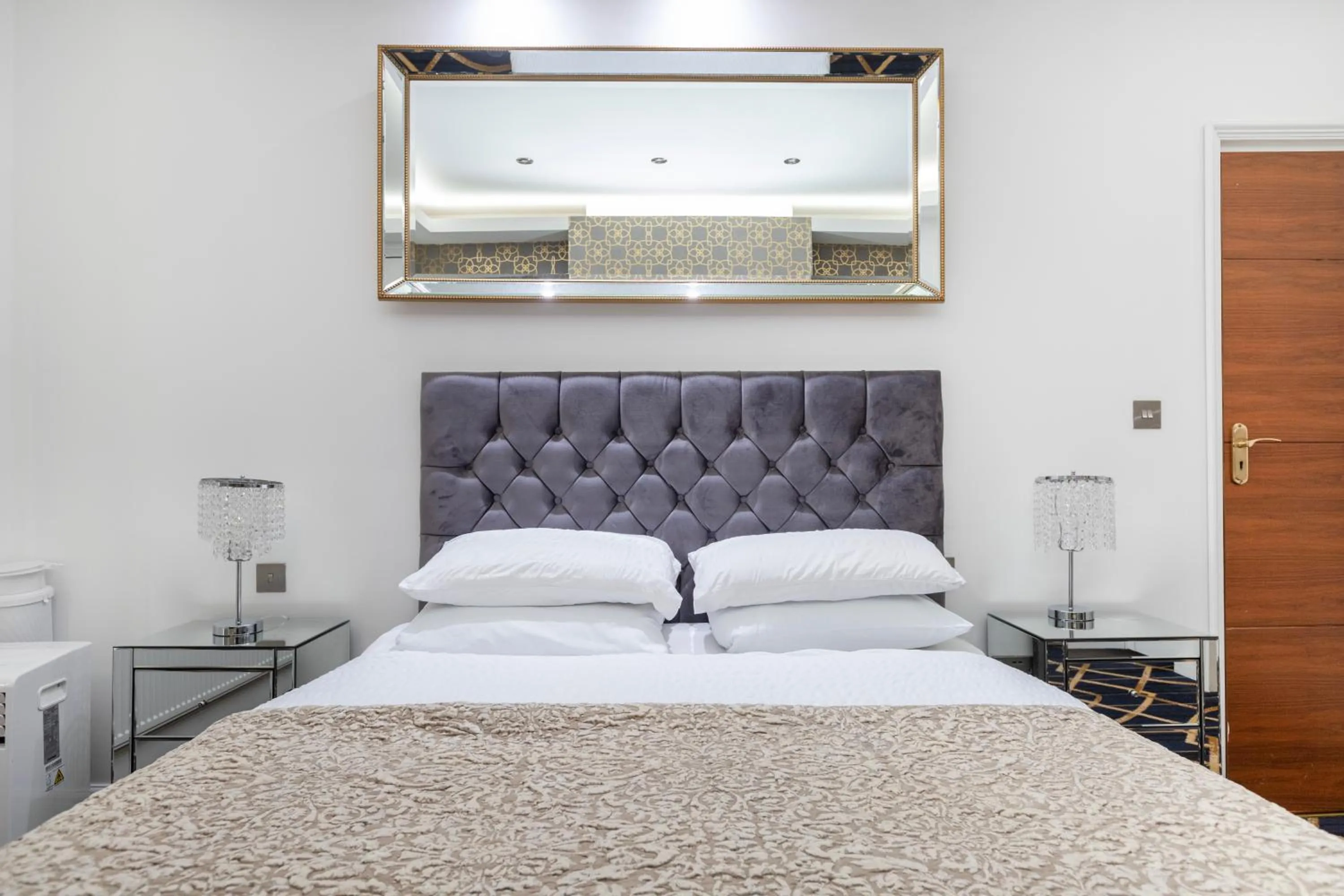 Bed in Hyde Park Rooms & Apartments