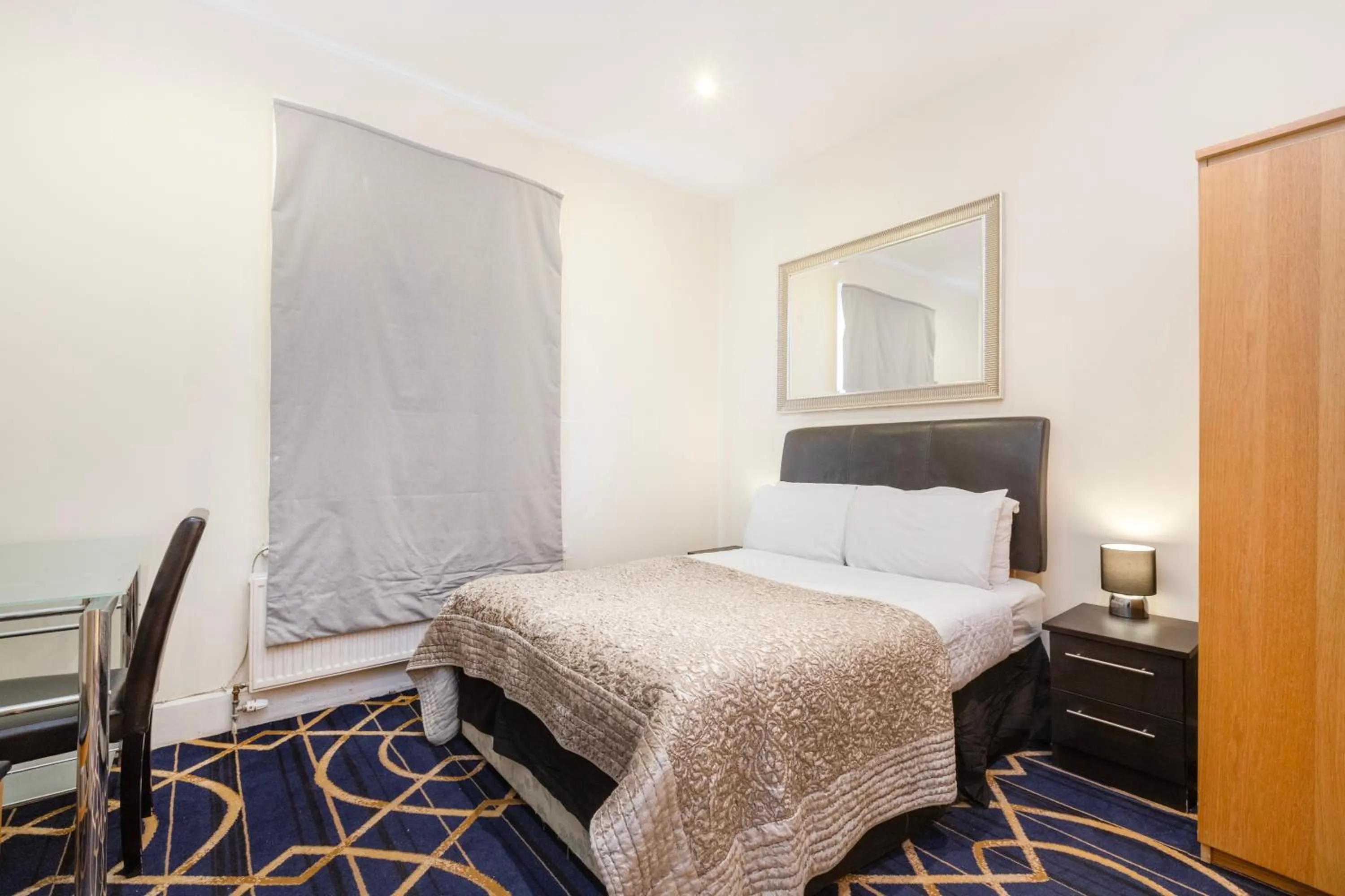 Bed in Hyde Park Rooms & Apartments