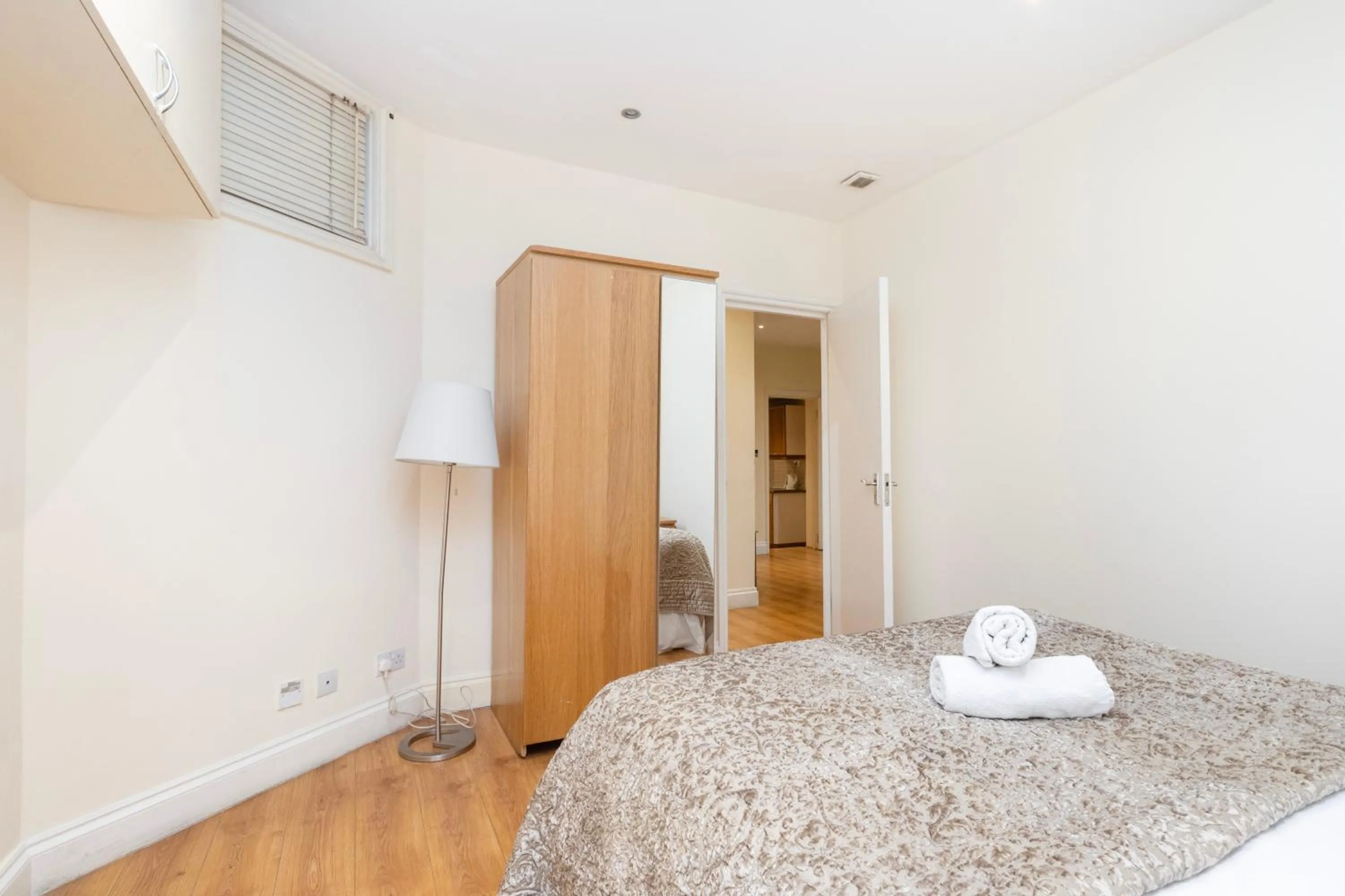 Bed in Hyde Park Rooms & Apartments