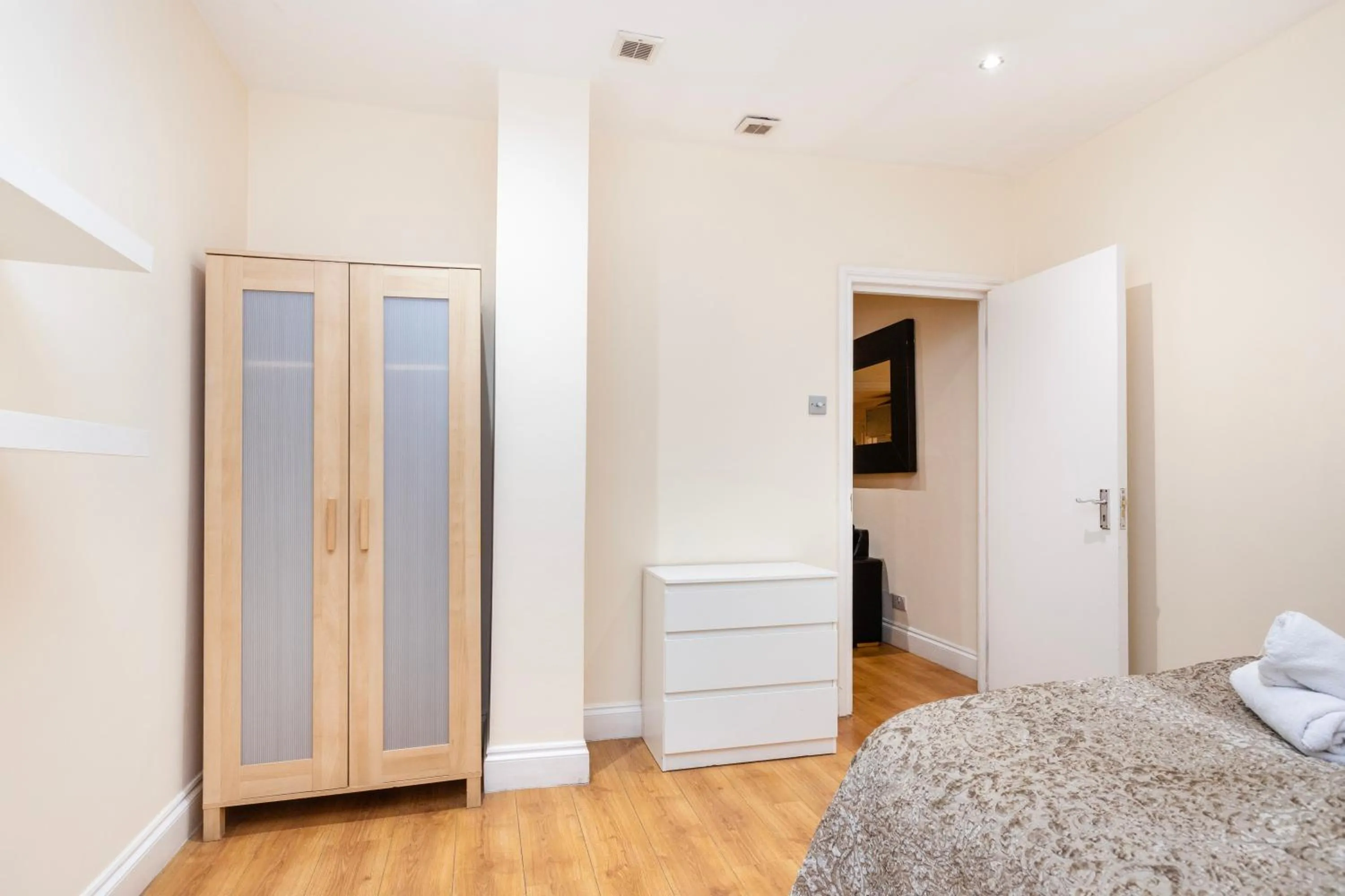 Bed in Hyde Park Rooms & Apartments