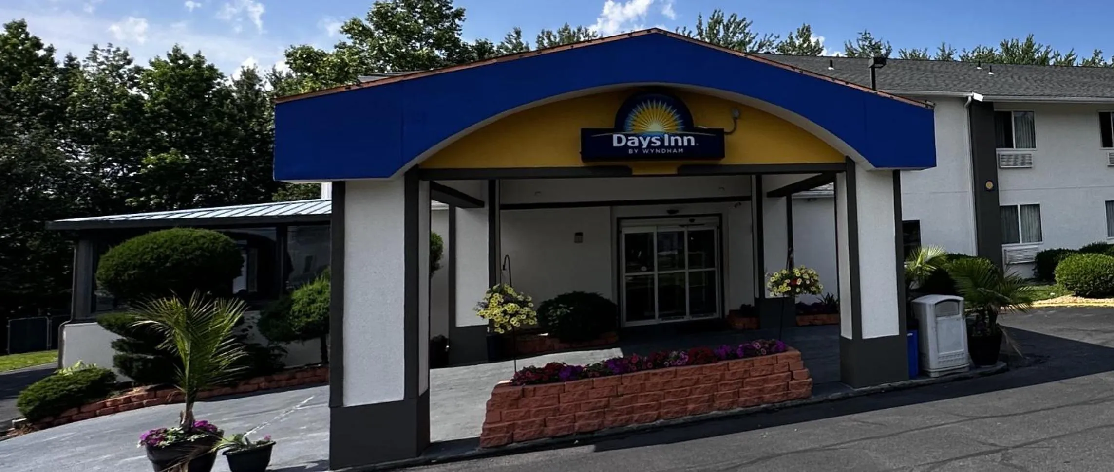 Property building in Days Inn by Wyndham Runnemede Philadelphia Area