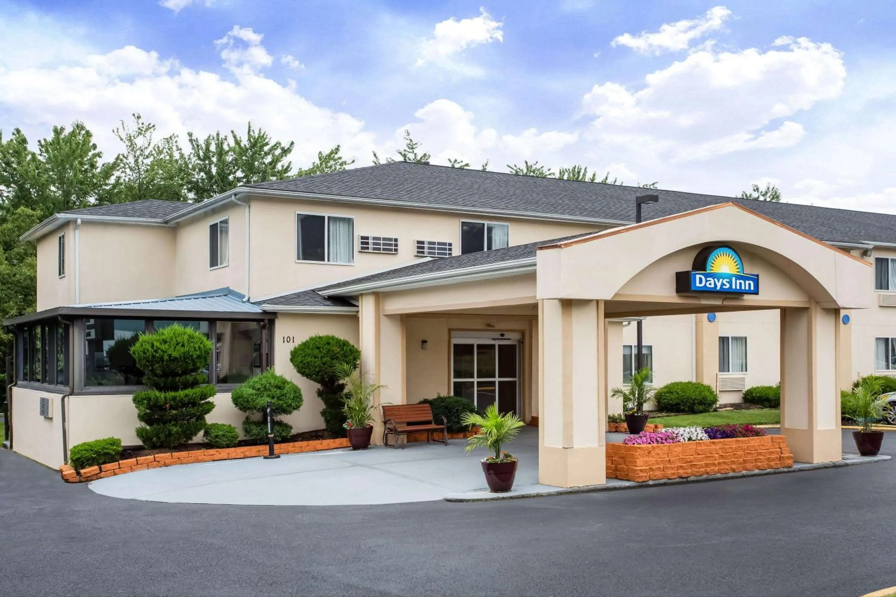 Property building in Days Inn by Wyndham Runnemede Philadelphia Area