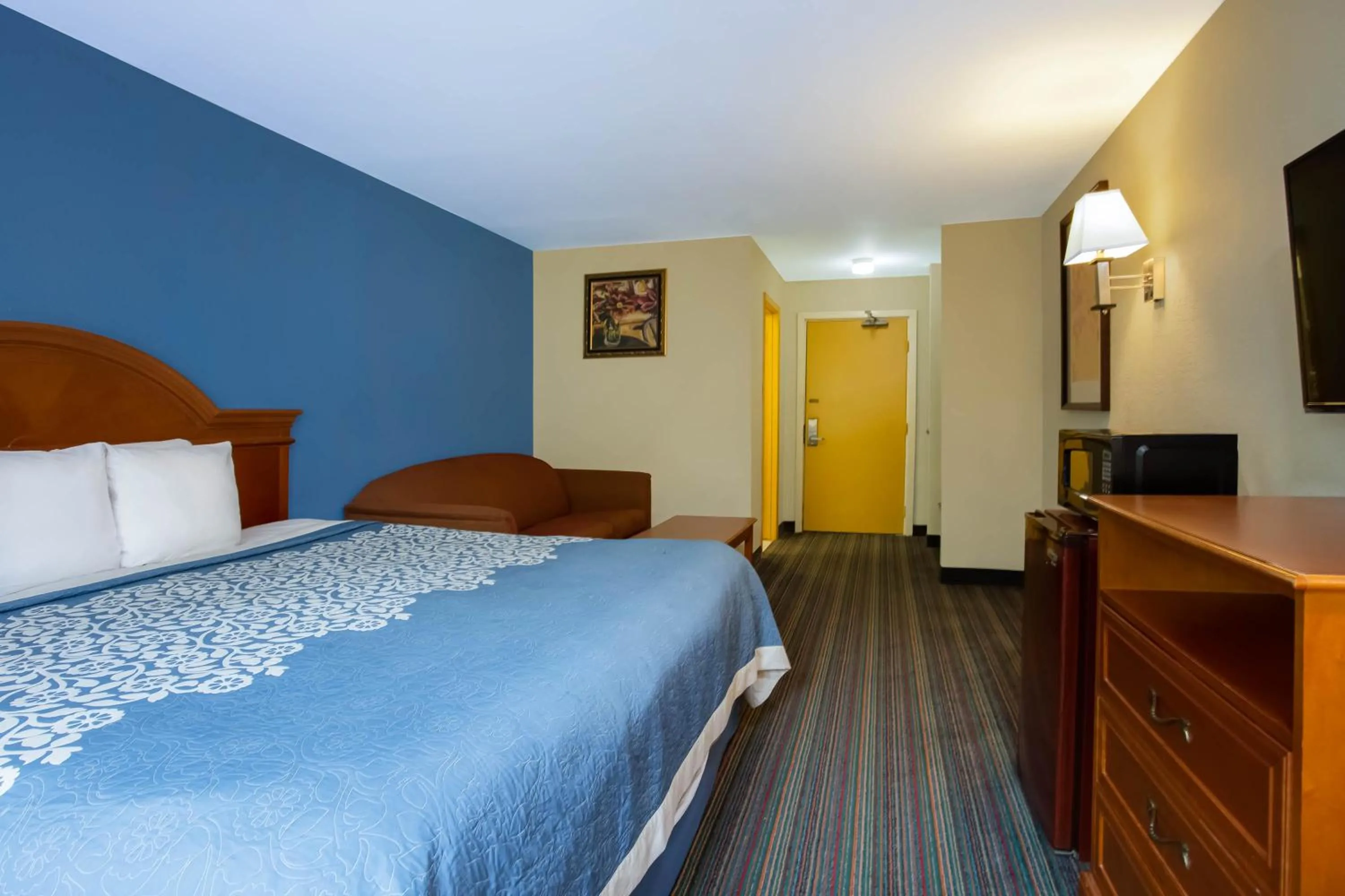 Bedroom, Bed in Days Inn by Wyndham Runnemede Philadelphia Area
