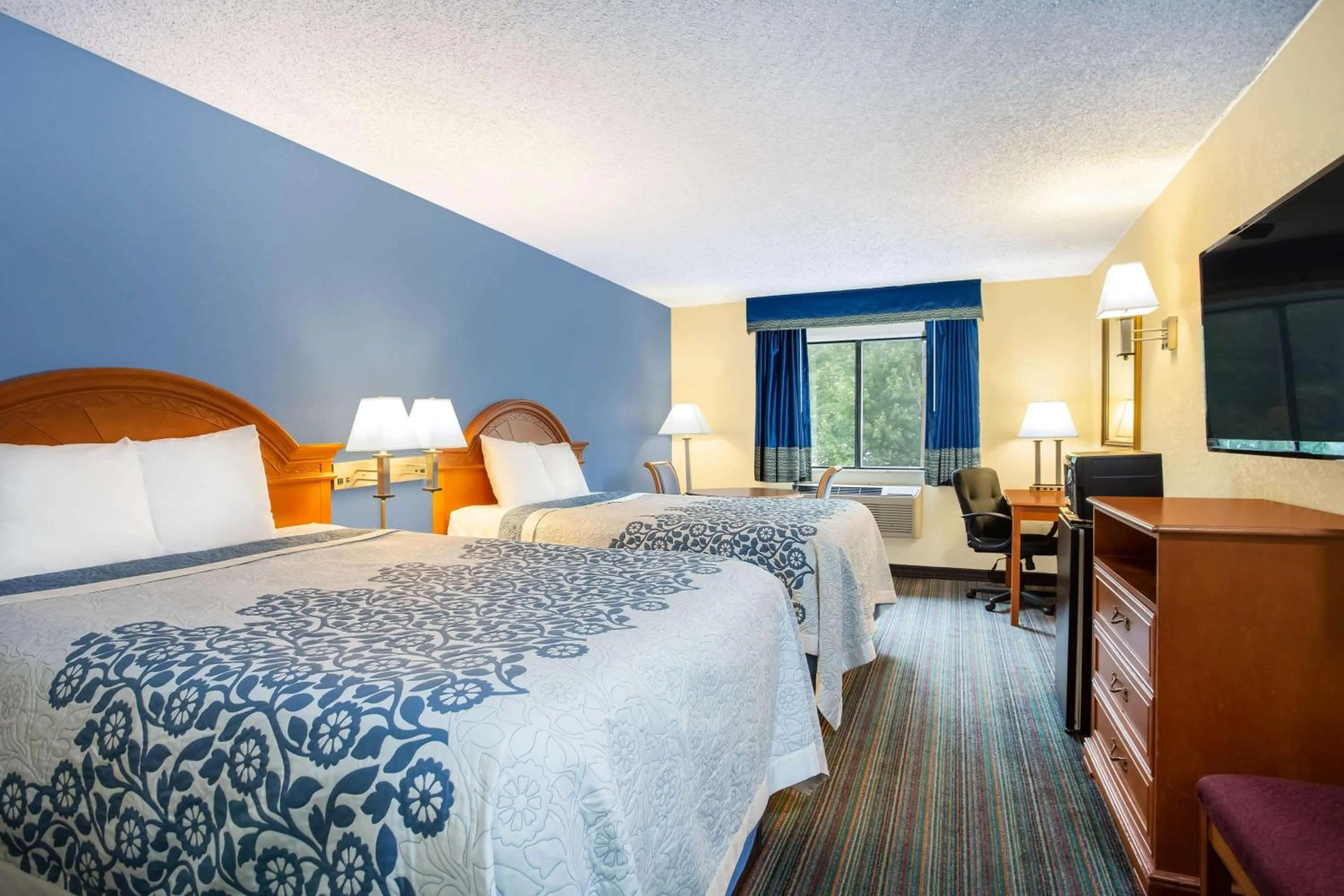 Photo of the whole room, Bed in Days Inn by Wyndham Runnemede Philadelphia Area