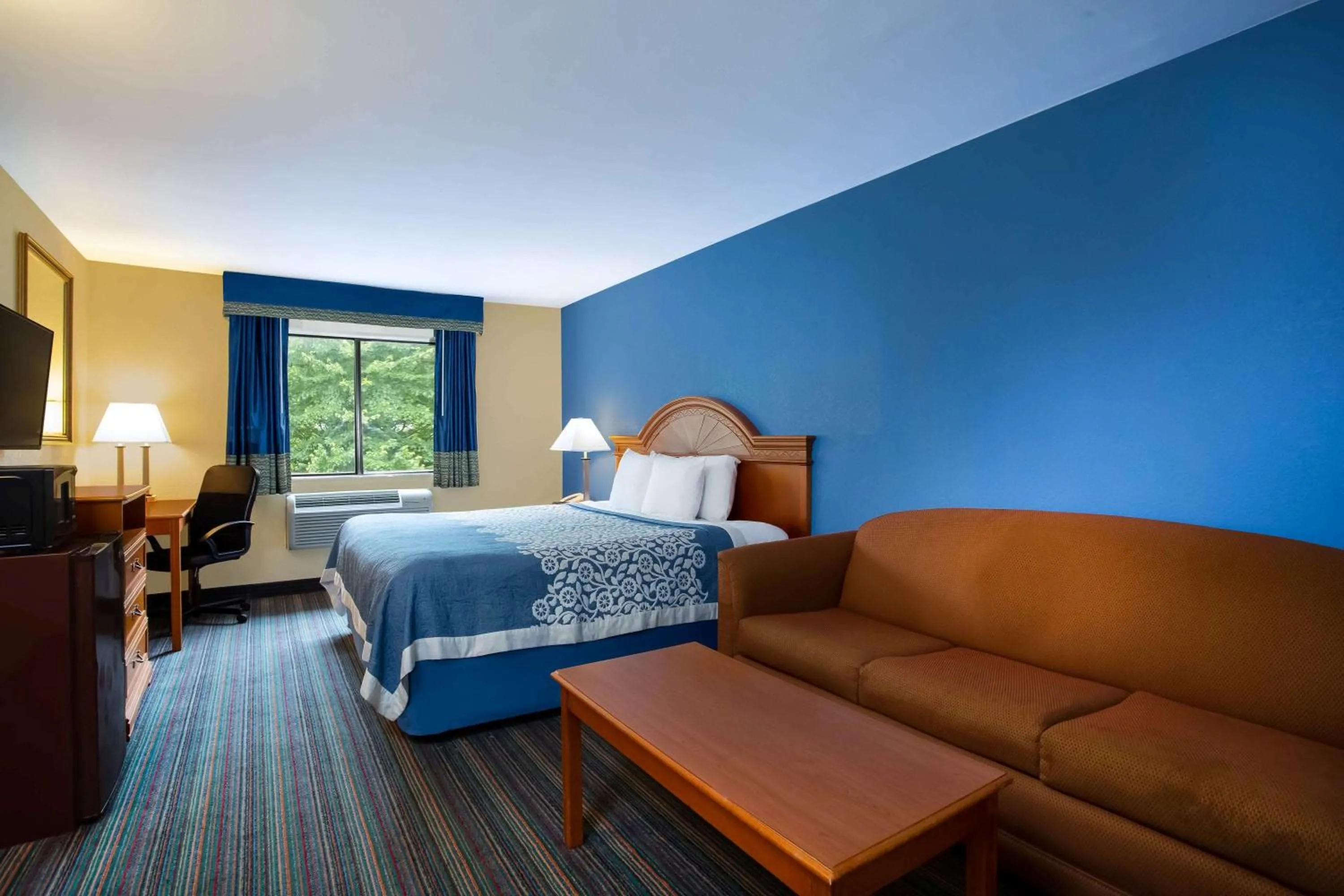 Photo of the whole room, Bed in Days Inn by Wyndham Runnemede Philadelphia Area