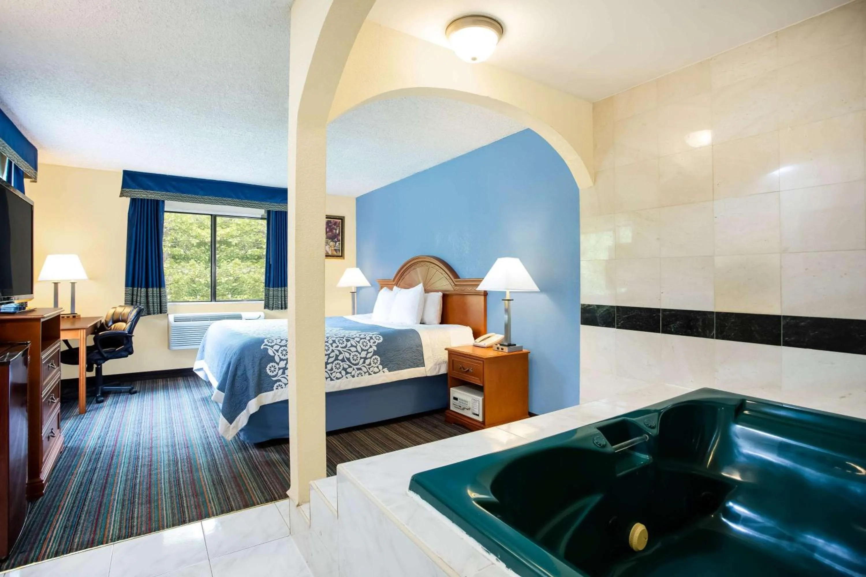 Photo of the whole room, Bed in Days Inn by Wyndham Runnemede Philadelphia Area