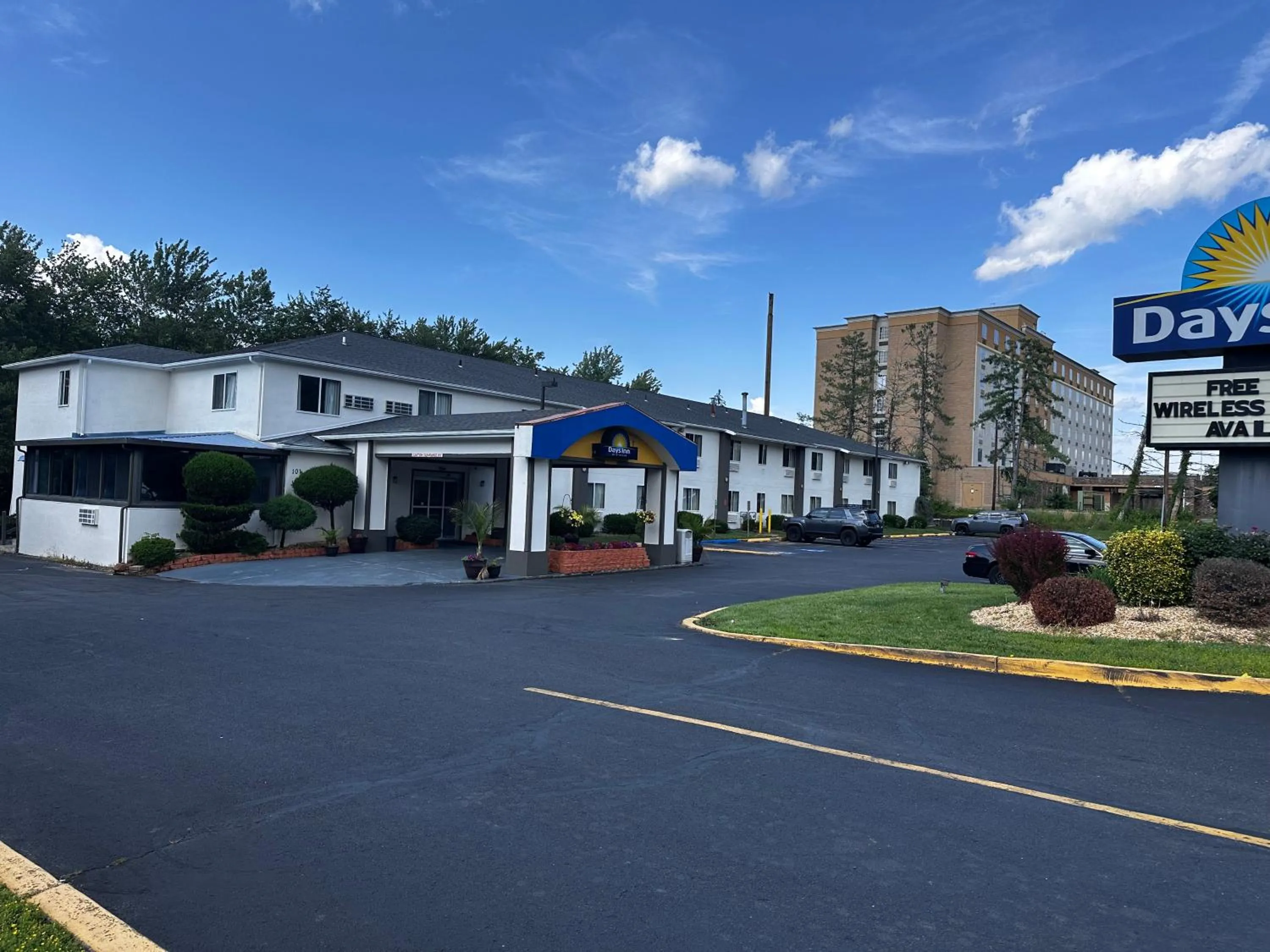 Property building in Days Inn by Wyndham Runnemede Philadelphia Area