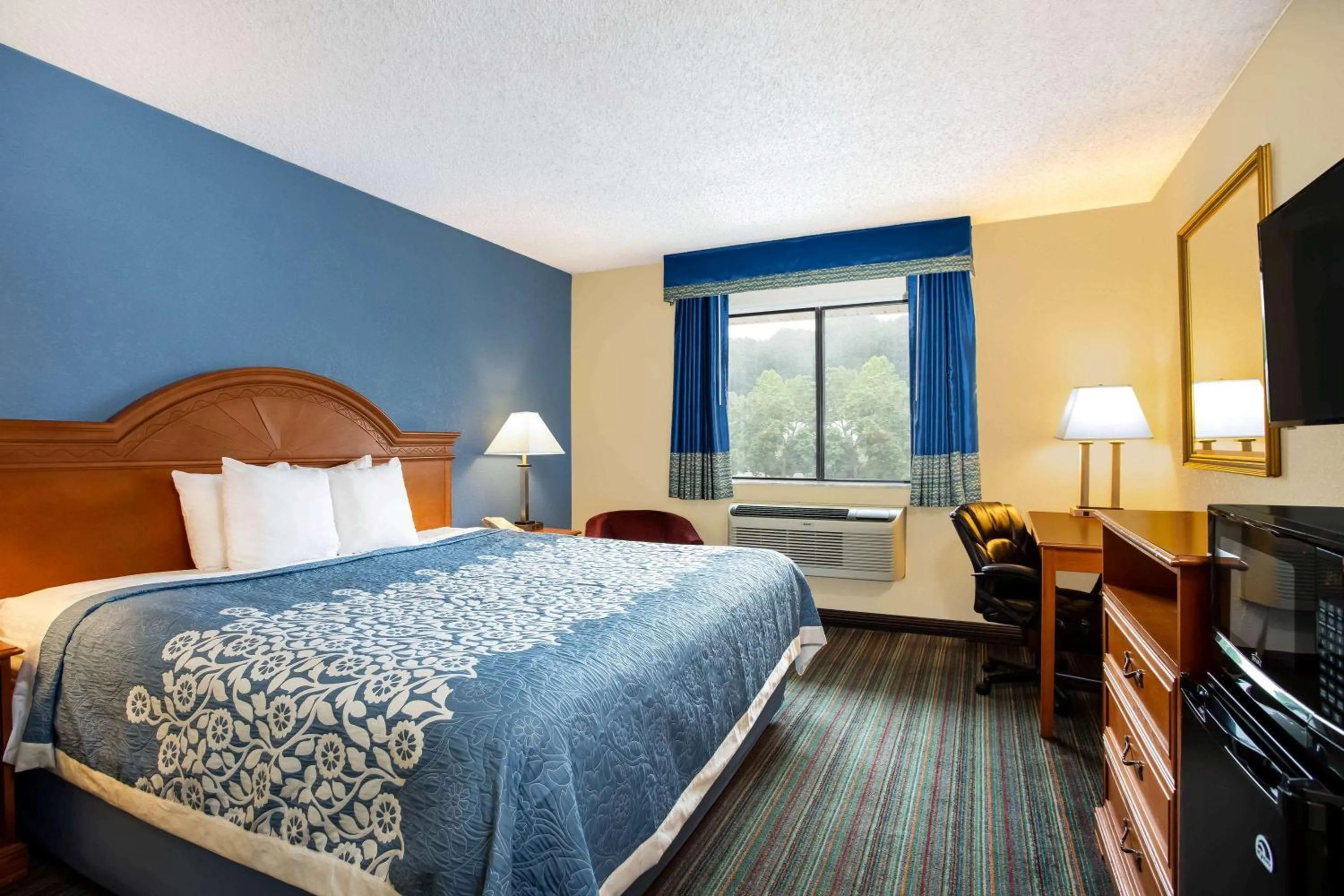 Photo of the whole room, Bed in Days Inn by Wyndham Runnemede Philadelphia Area