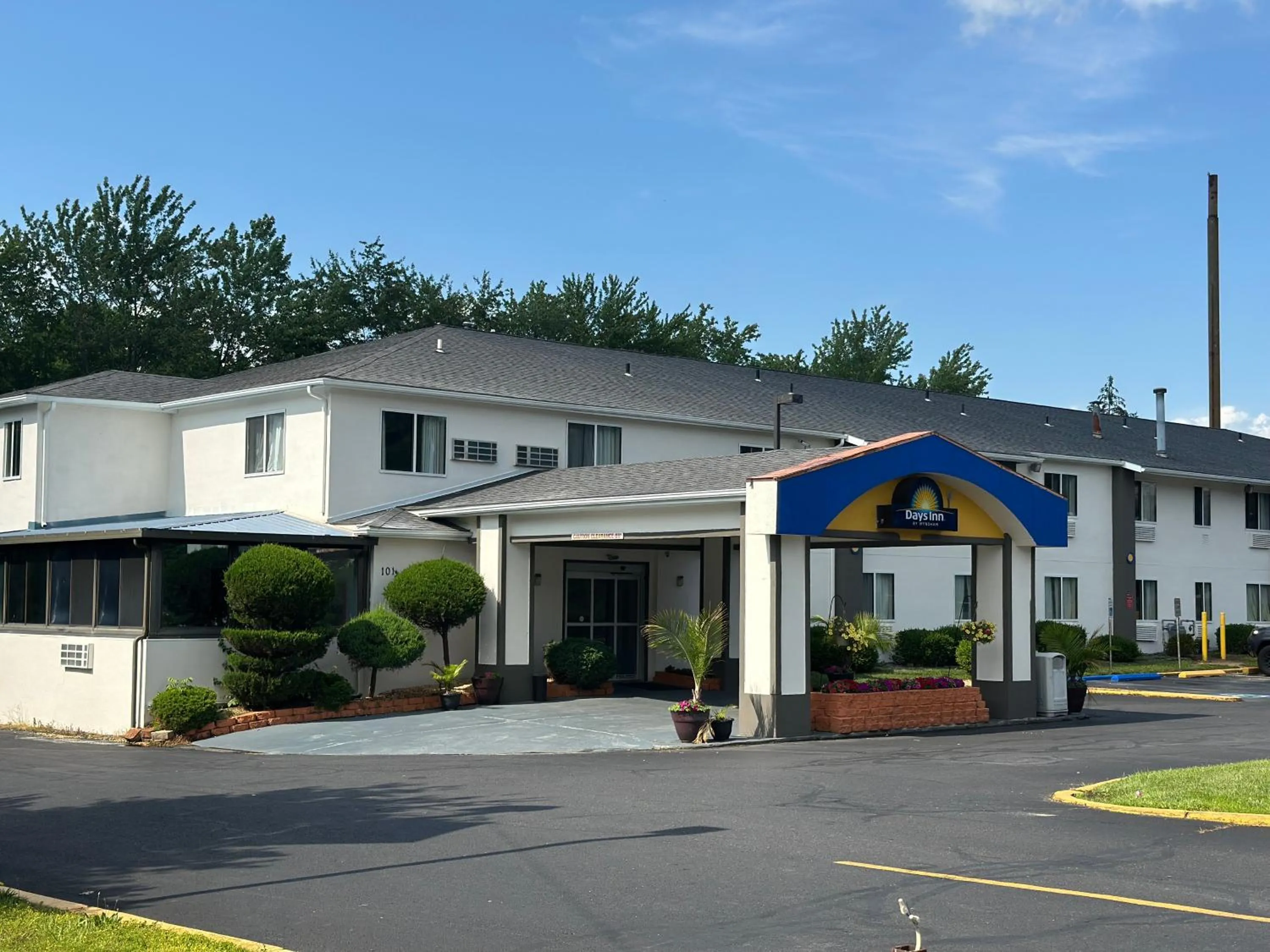 Property building in Days Inn by Wyndham Runnemede Philadelphia Area