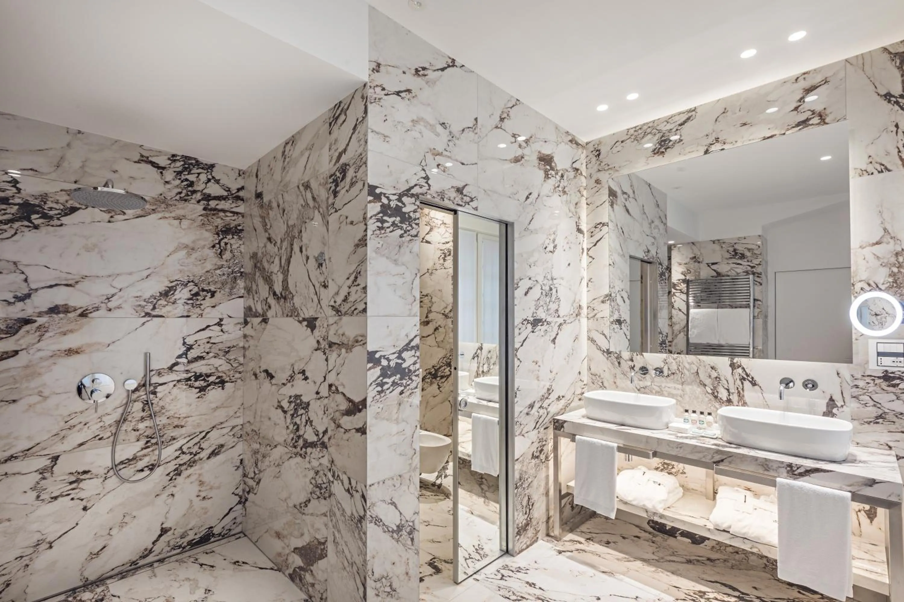 Shower in Magna Pars l'Hotel à Parfum