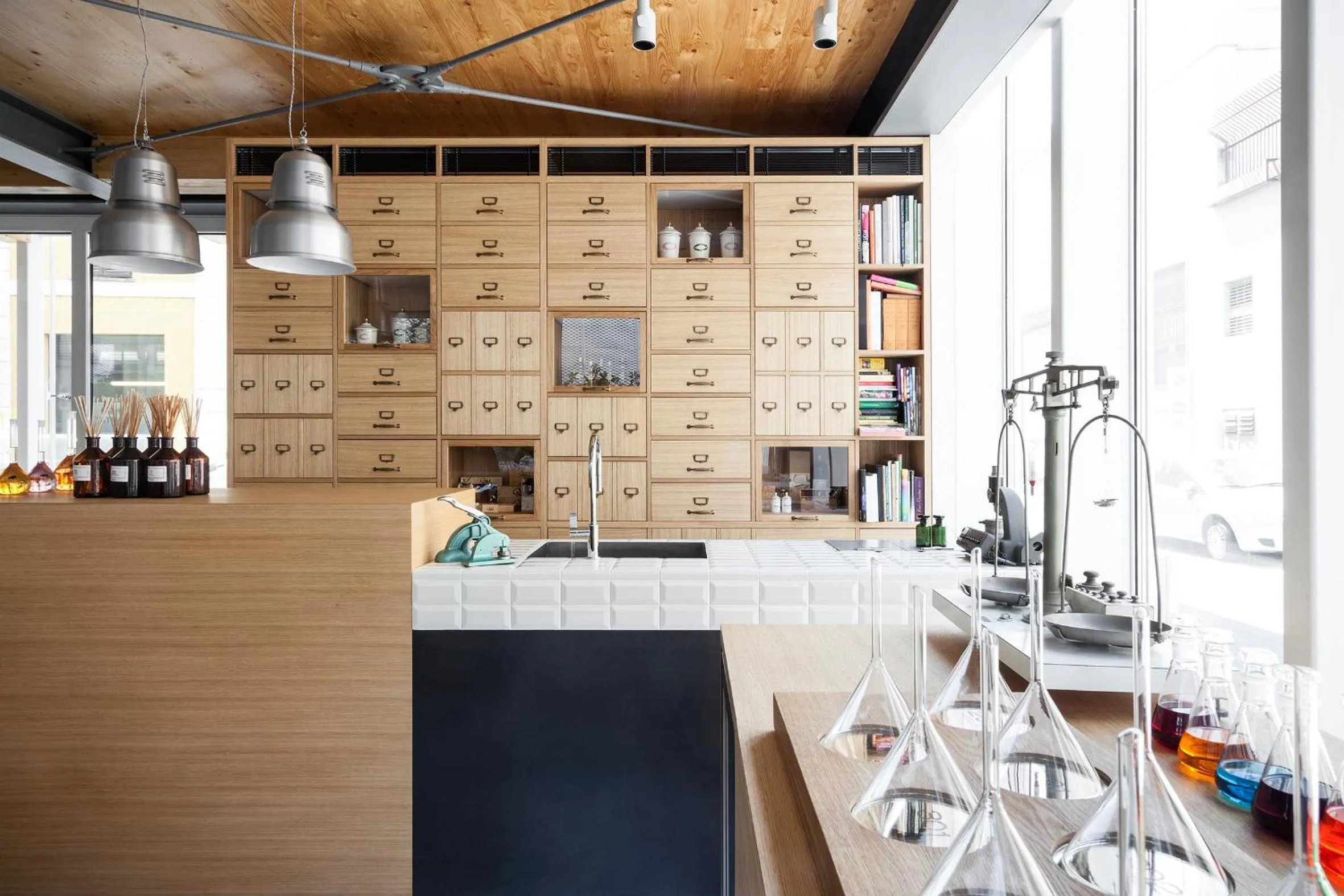 Kitchen or kitchenette in Magna Pars l'Hotel à Parfum