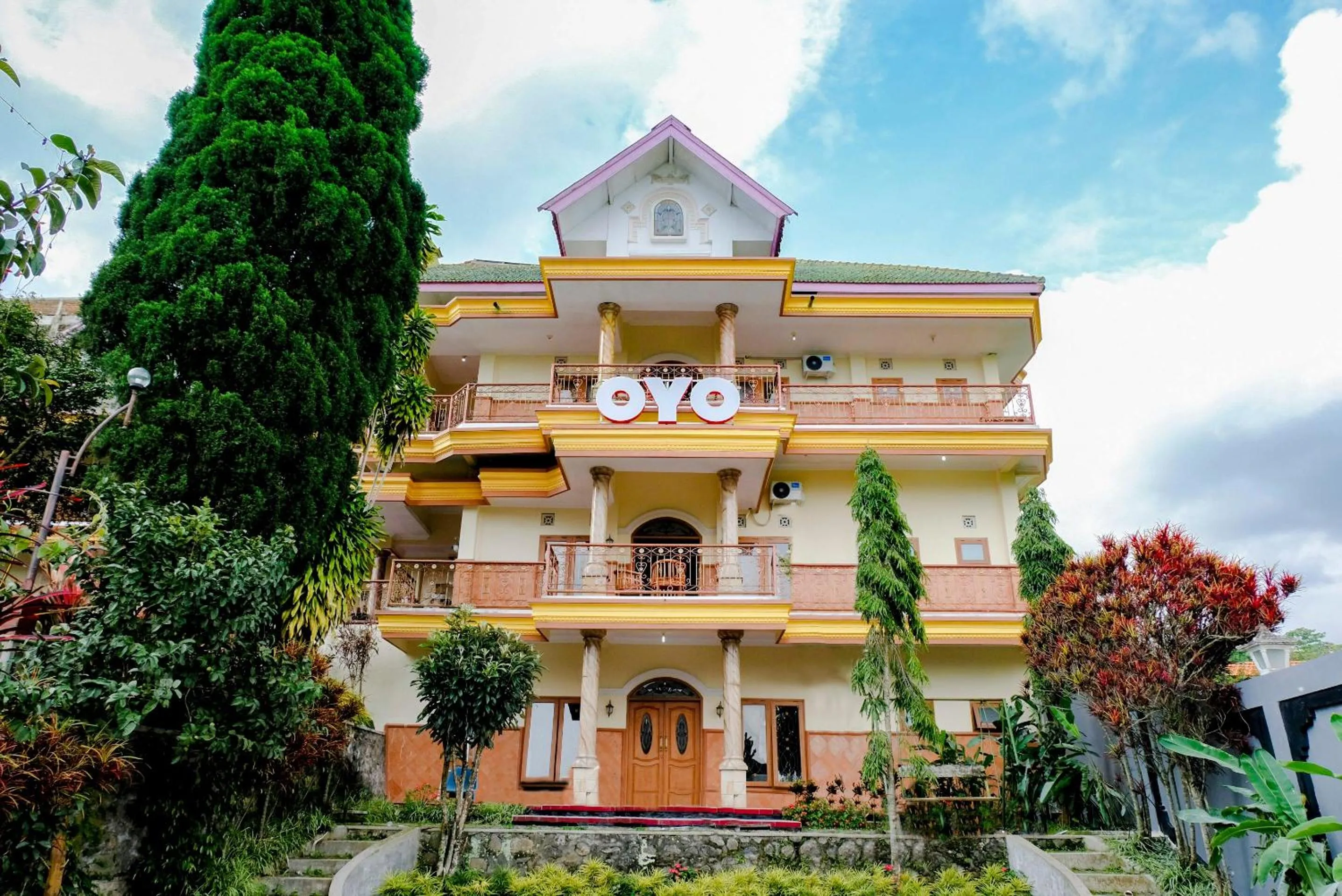 Facade/entrance in OYO Life 538 Villa Handayani Syariah