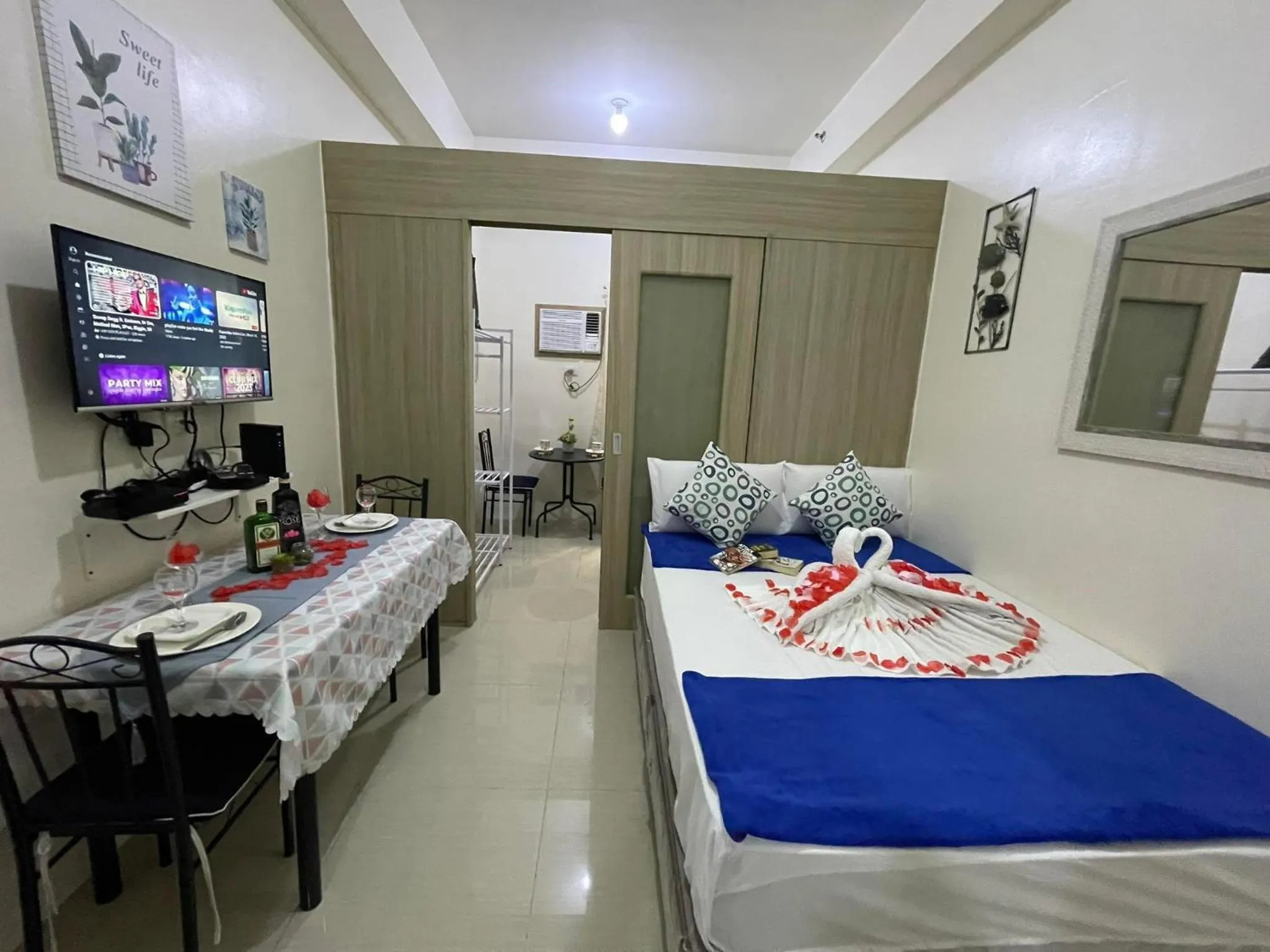 Bed in Shore Residences, Mall Of Asia Complex Stayction by PBYY