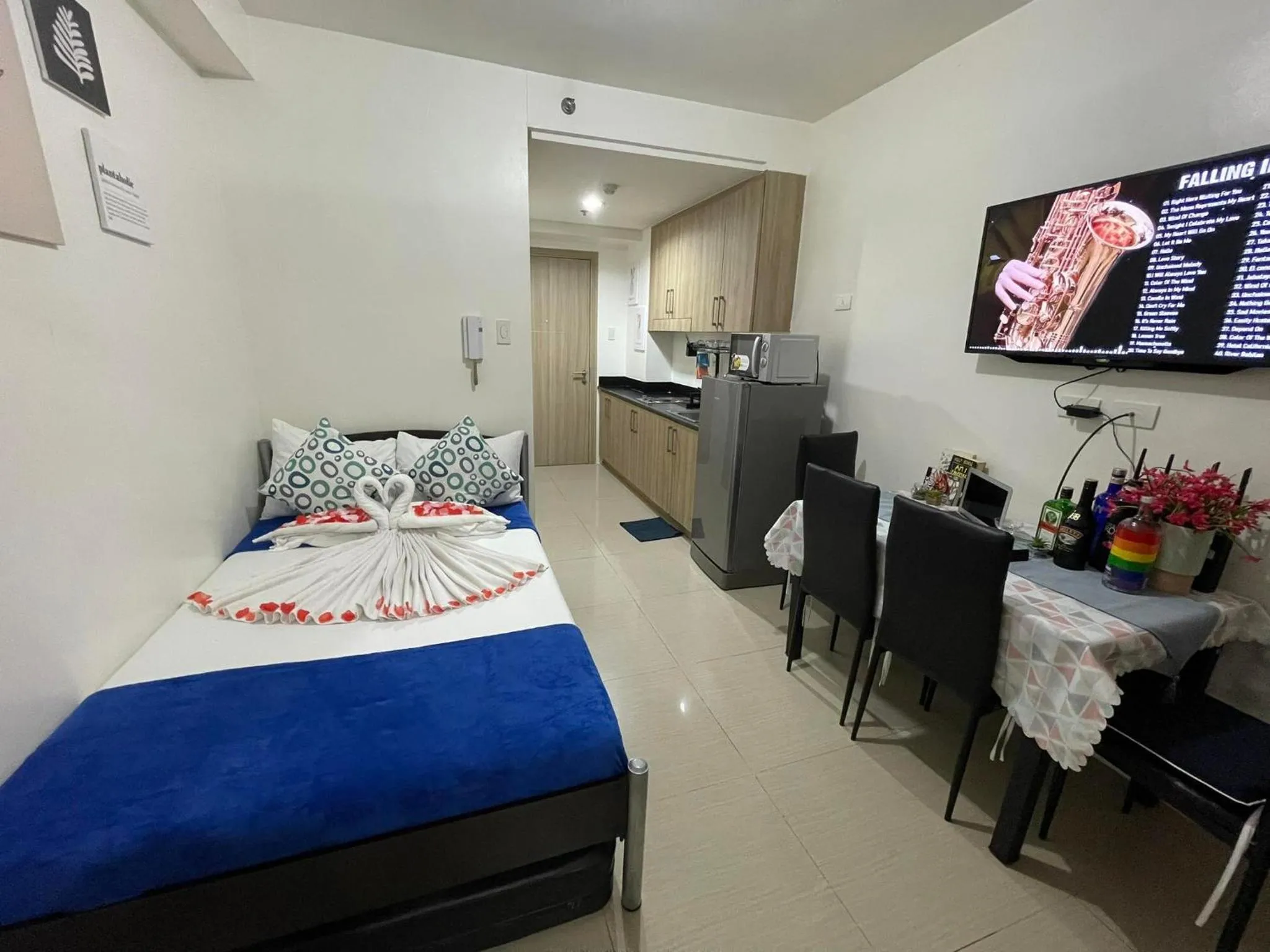 Bed in Shore Residences, Mall Of Asia Complex Stayction by PBYY