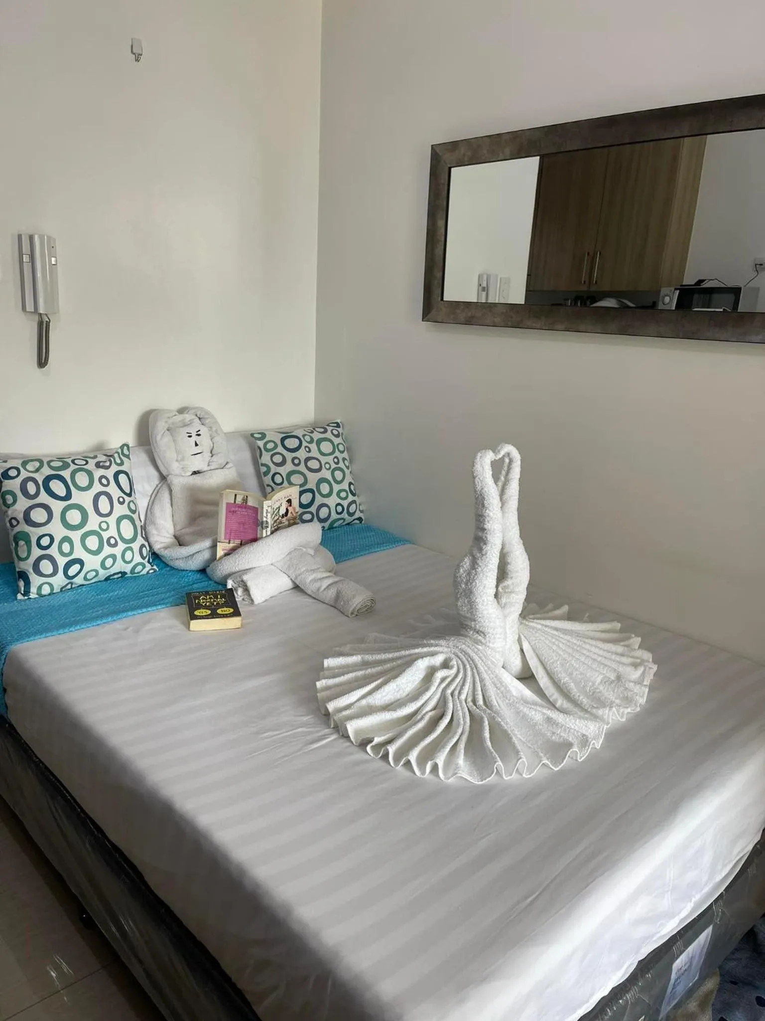 Bed in Shore Residences, Mall Of Asia Complex Stayction by PBYY