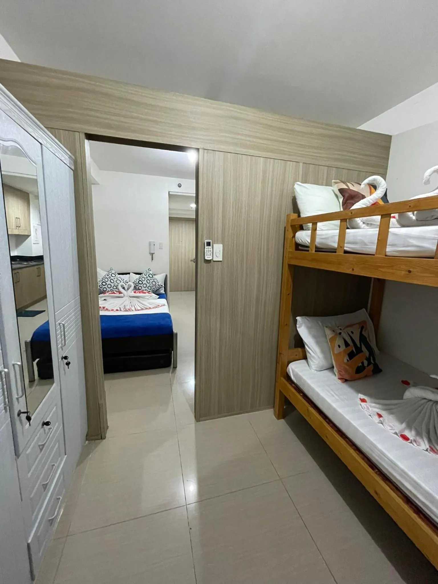 Bed in Shore Residences, Mall Of Asia Complex Stayction by PBYY