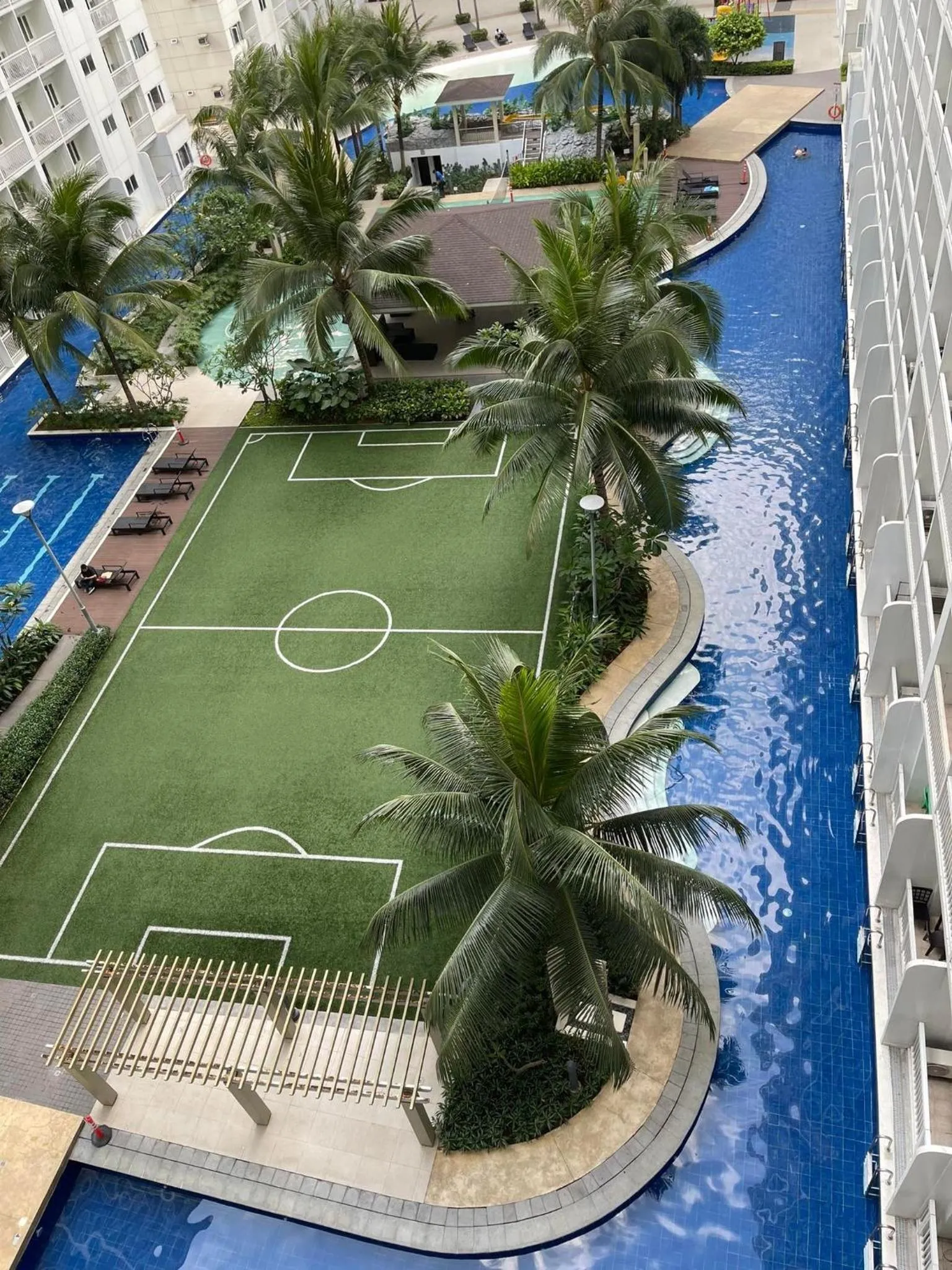 Swimming pool in Shore Residences, Mall Of Asia Complex Stayction by PBYY