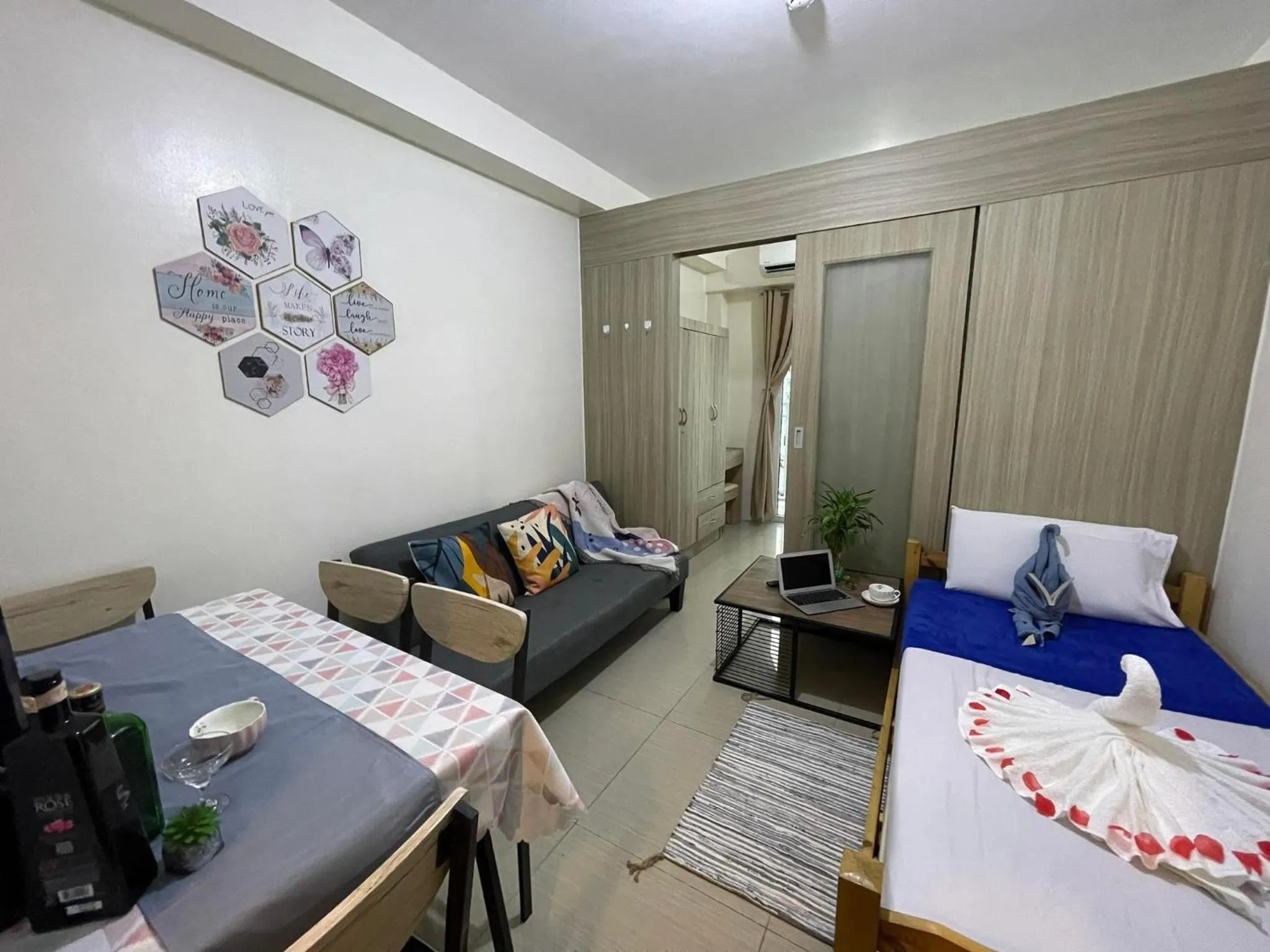 Bed in Shore Residences, Mall Of Asia Complex Stayction by PBYY