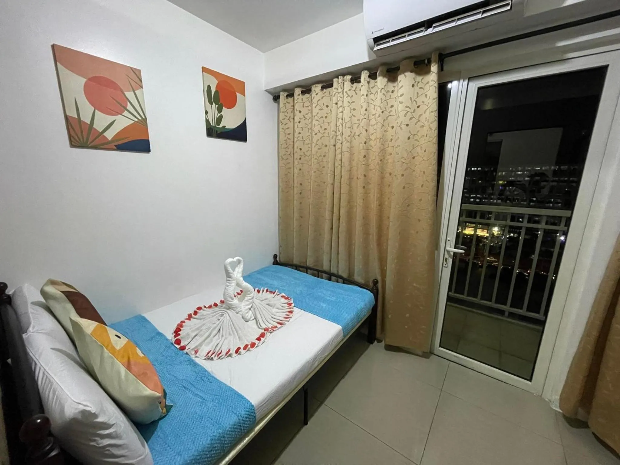 Bed in Shore Residences, Mall Of Asia Complex Stayction by PBYY