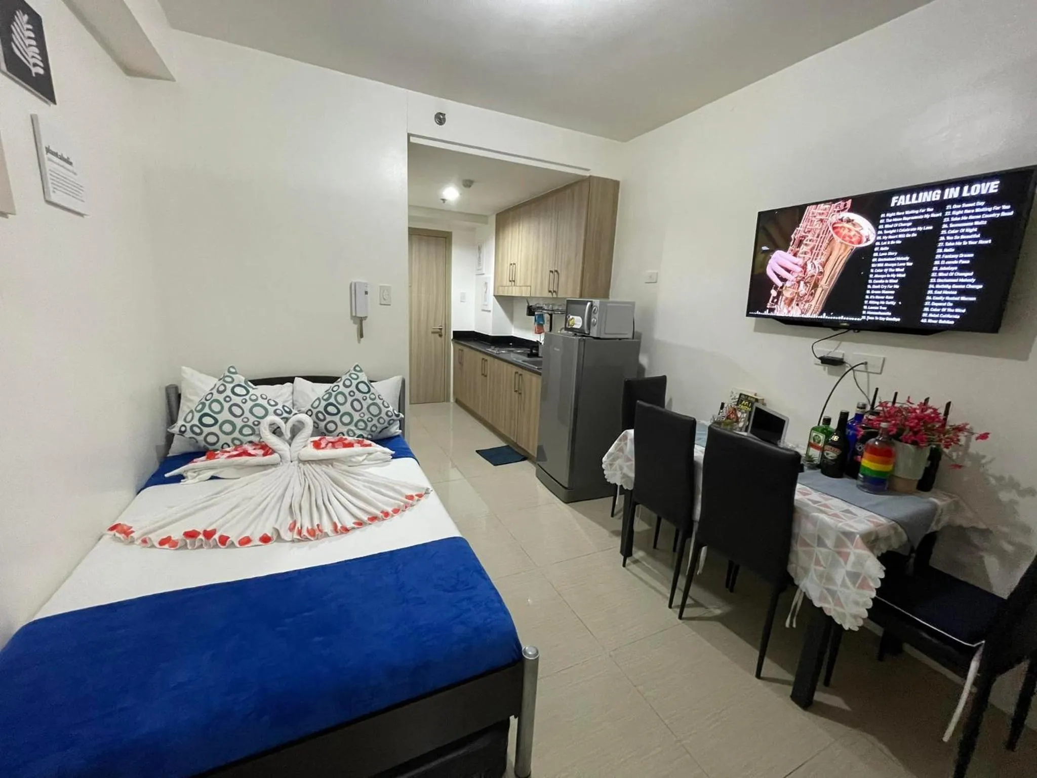 Bed in Shore Residences, Mall Of Asia Complex Stayction by PBYY