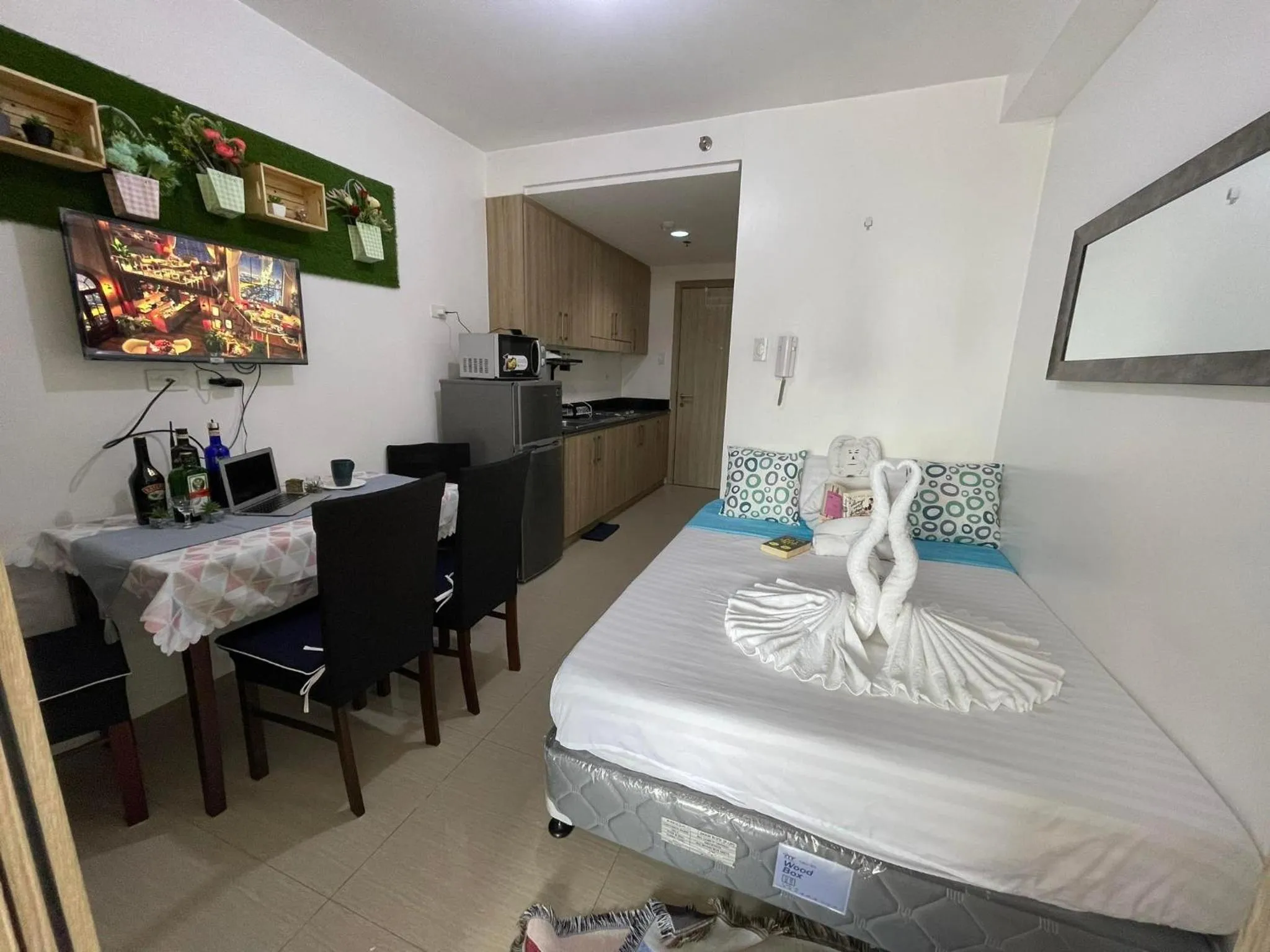 Bed in Shore Residences, Mall Of Asia Complex Stayction by PBYY