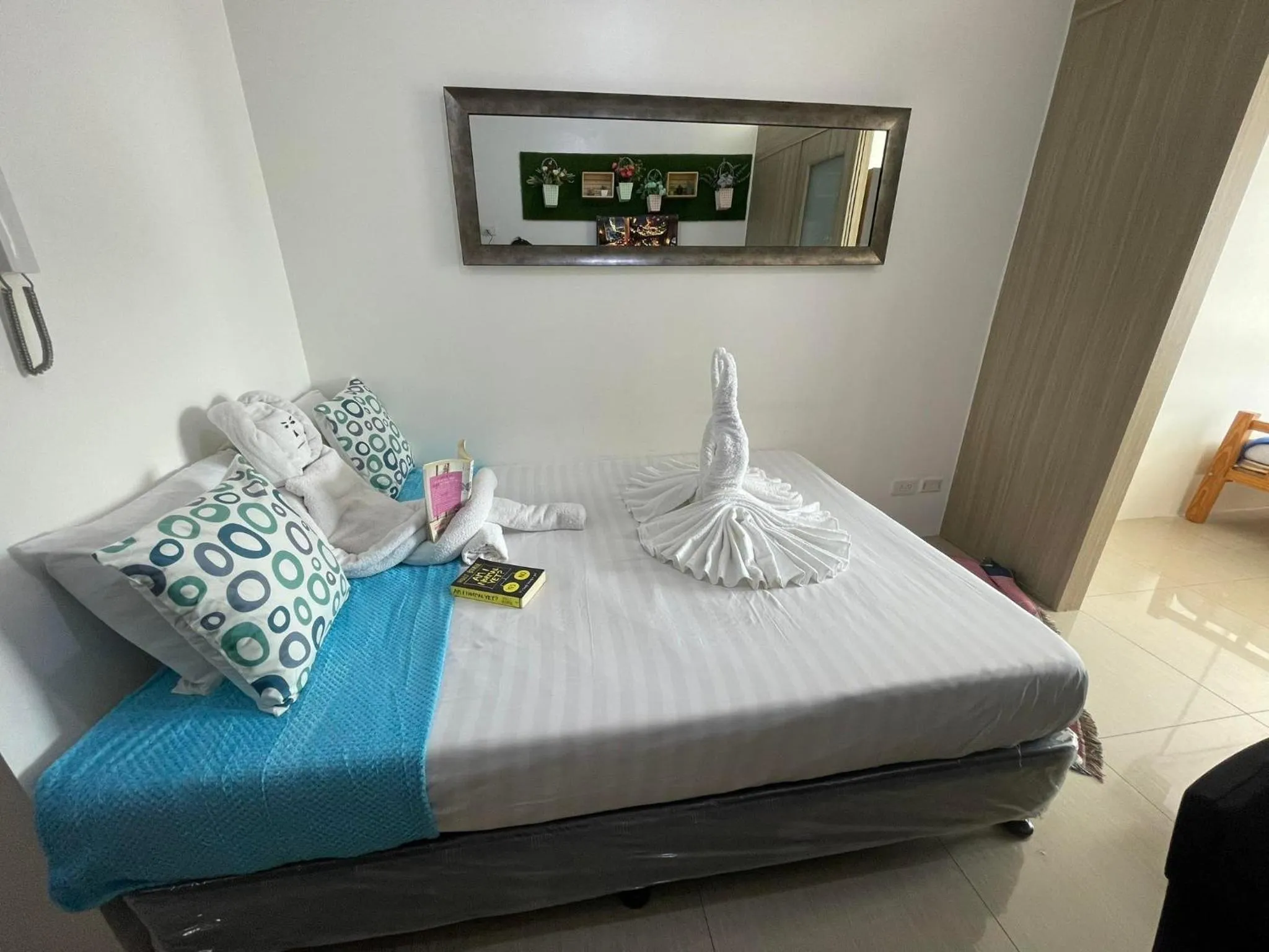Bed in Shore Residences, Mall Of Asia Complex Stayction by PBYY