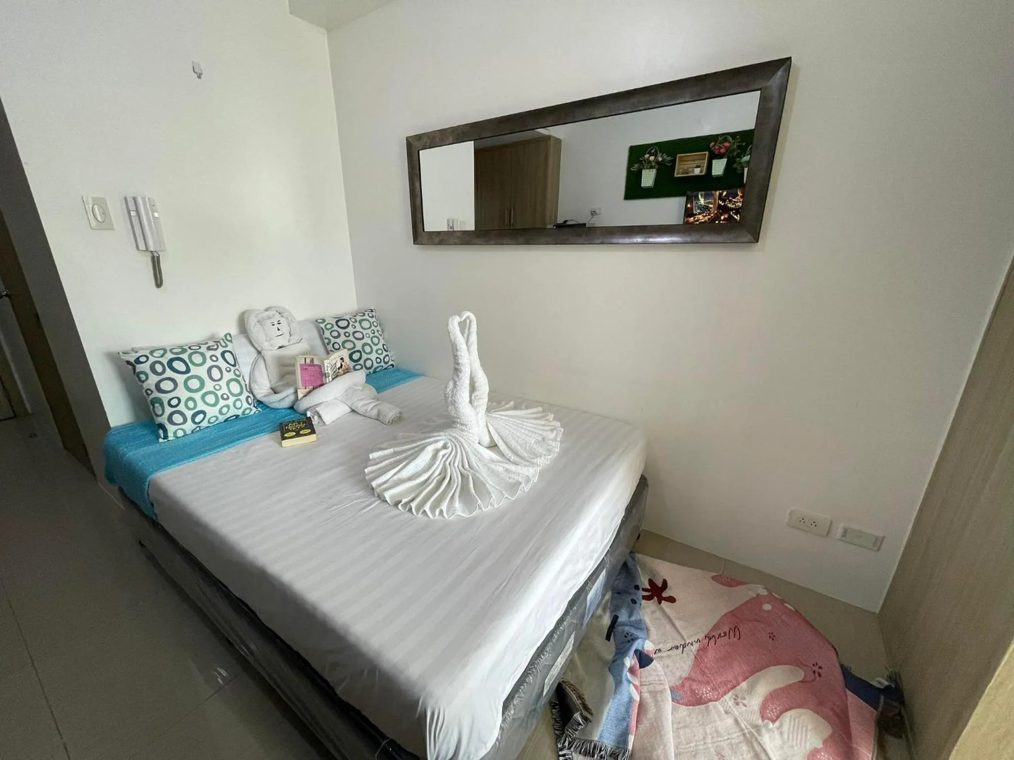 Bed in Shore Residences, Mall Of Asia Complex Stayction by PBYY