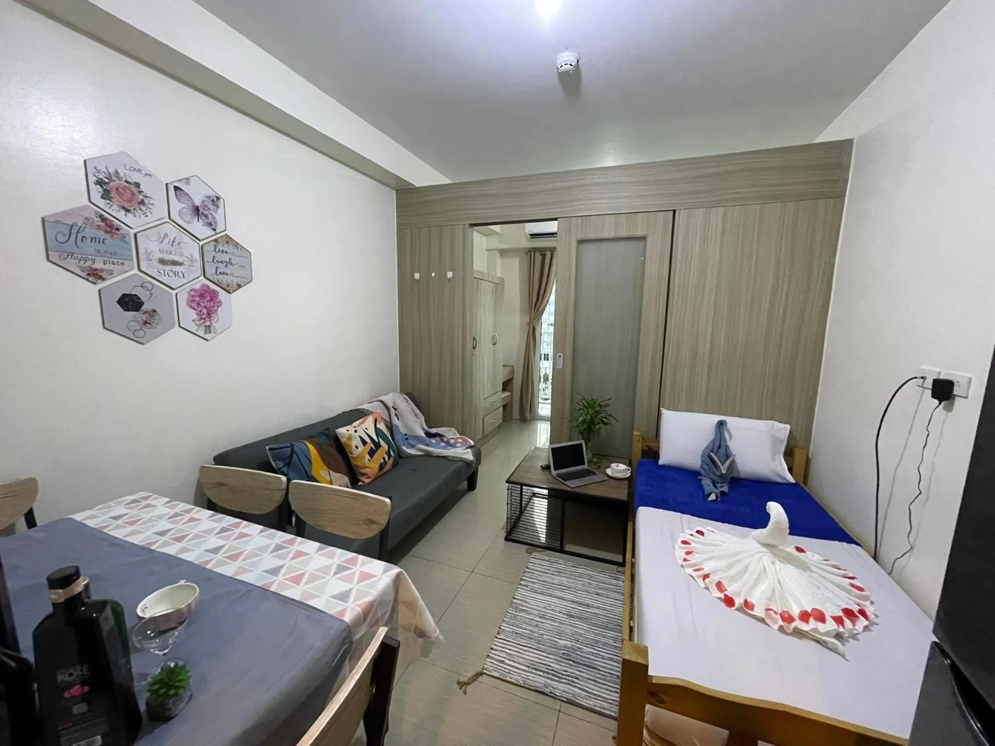 Bed in Shore Residences, Mall Of Asia Complex Stayction by PBYY