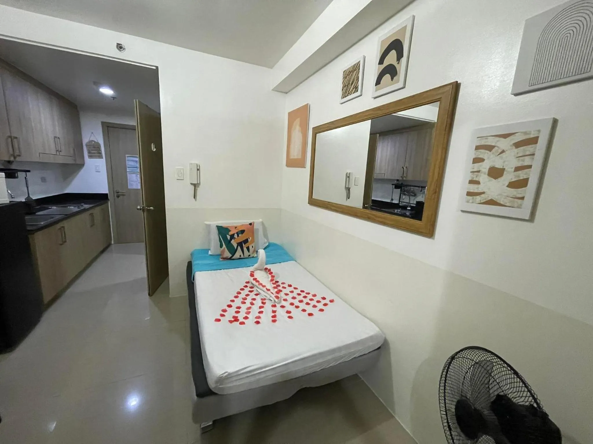 Bed in Shore Residences, Mall Of Asia Complex Stayction by PBYY