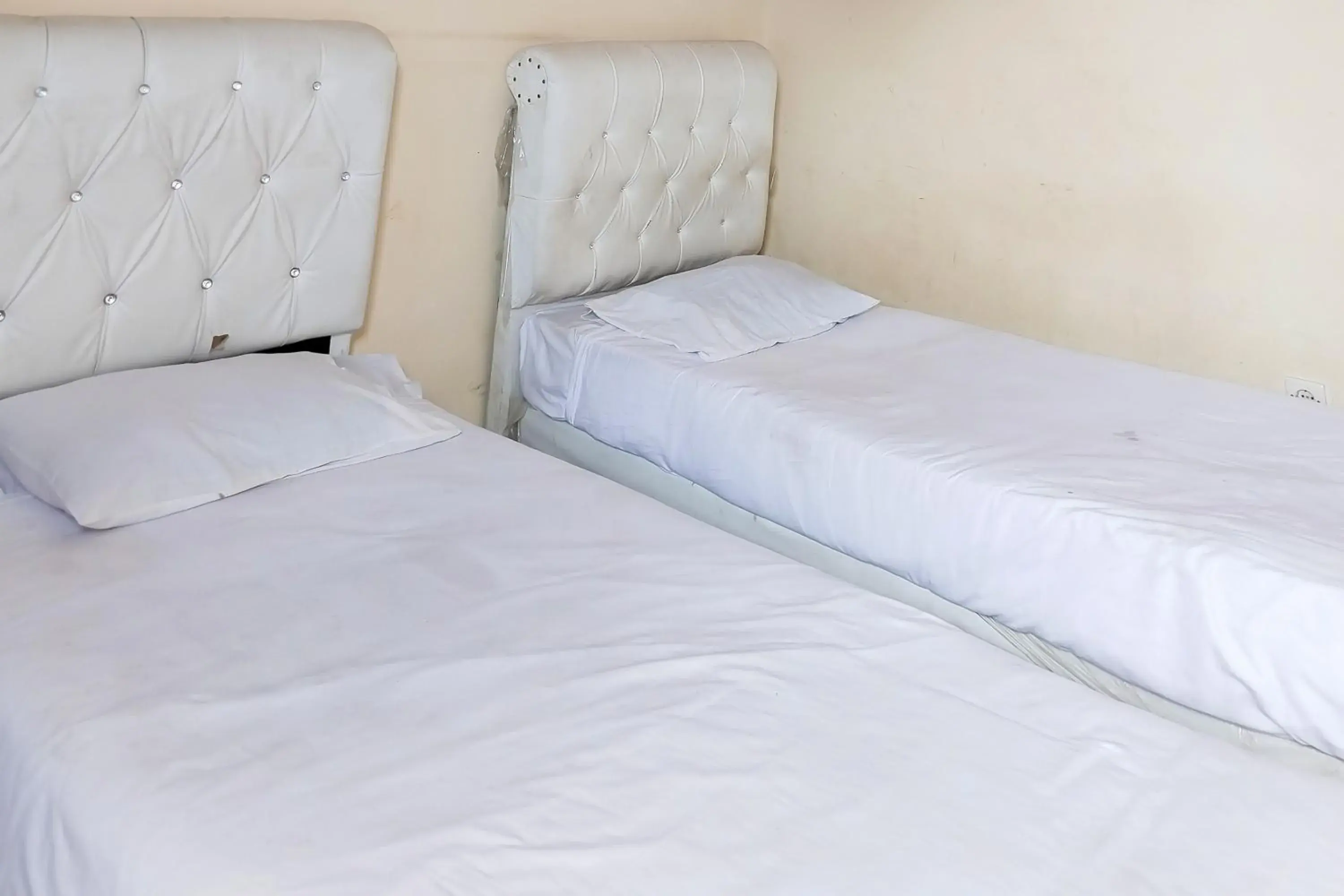 Standard Twin Room in Richmond Guest House Cirebon RedPartner Standard Twin Room in Richmond Guest House Cirebon RedPartner