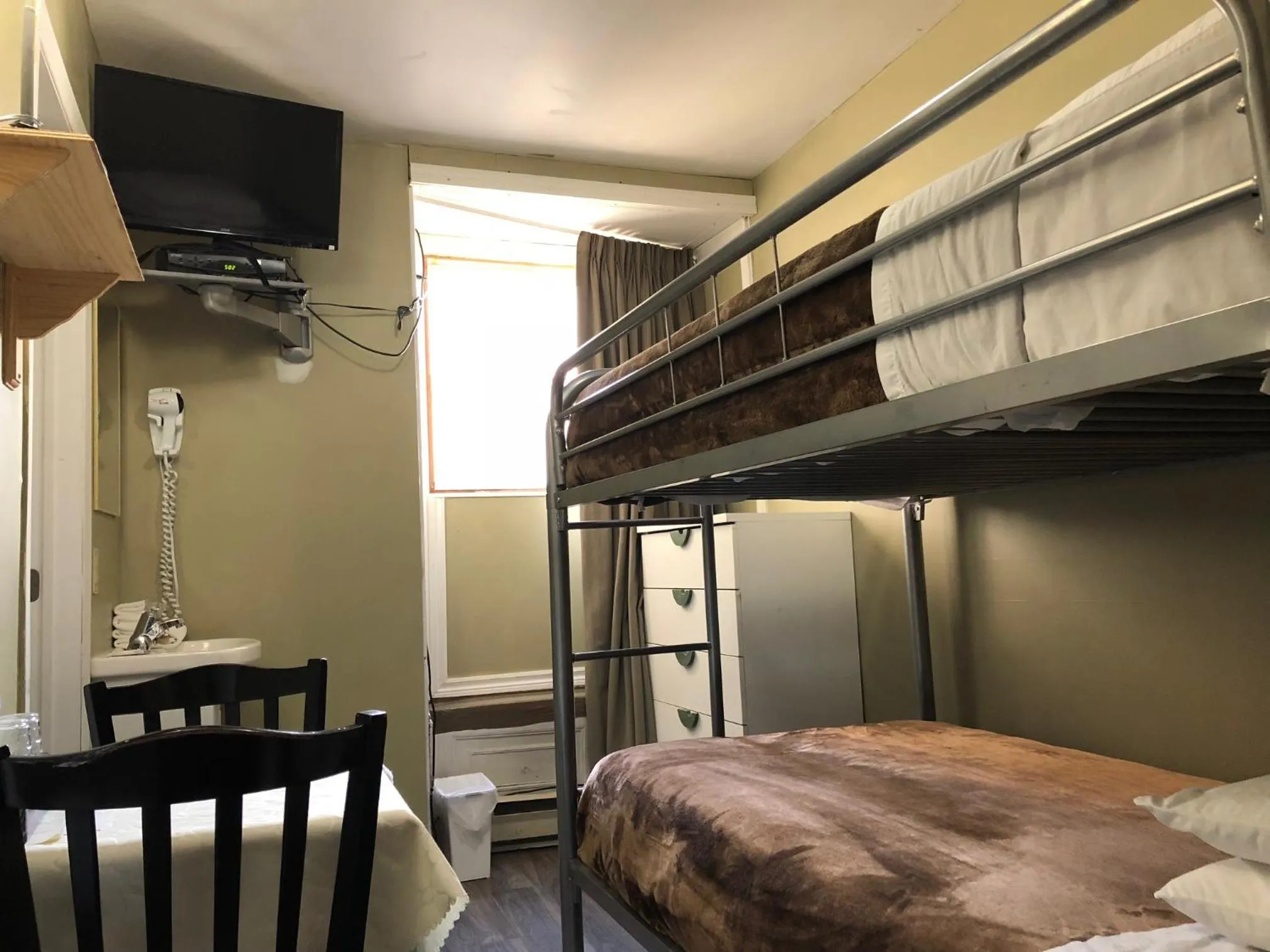 hair dresser, Bed in Auberge St-Louis