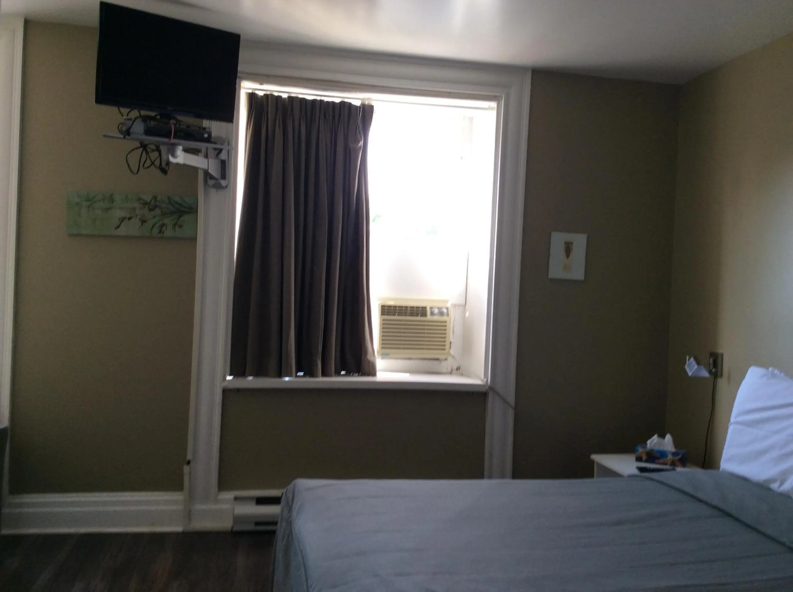 Photo of the whole room, Bed in Auberge St-Louis