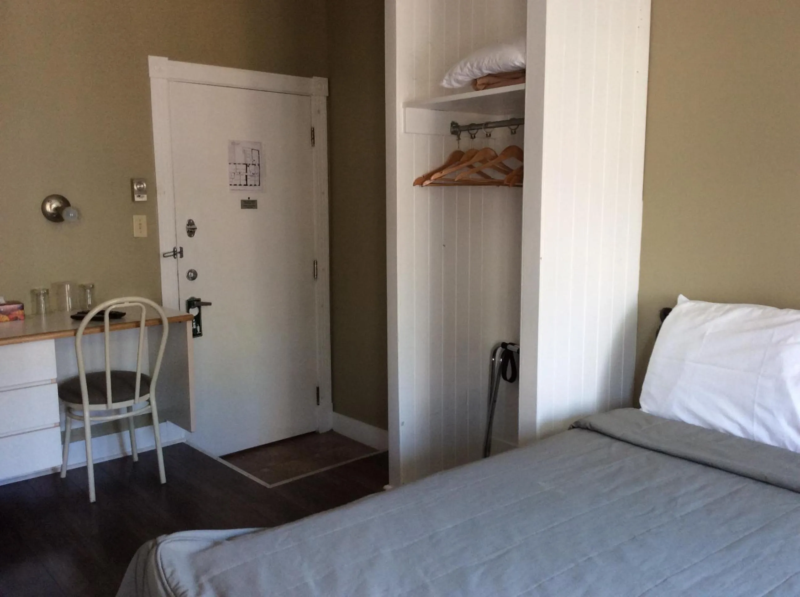 Photo of the whole room, Bed in Auberge St-Louis