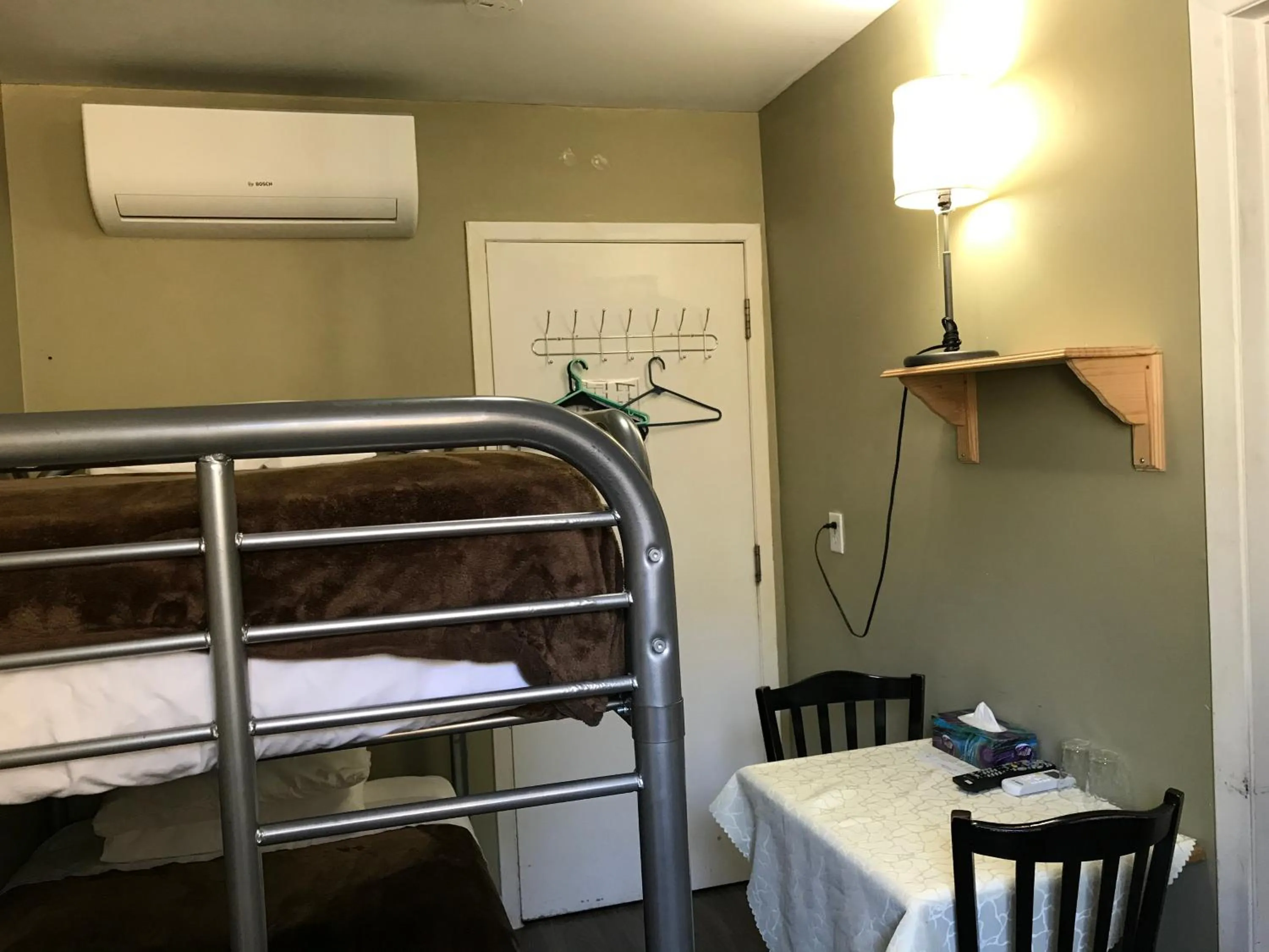 air conditioner, Bed in Auberge St-Louis