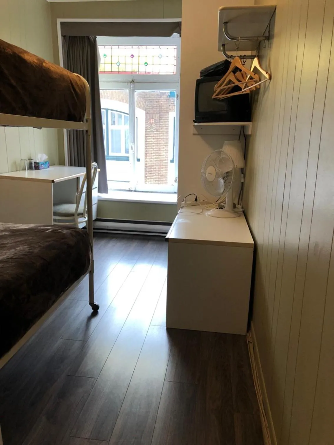 Photo of the whole room, Bed in Auberge St-Louis