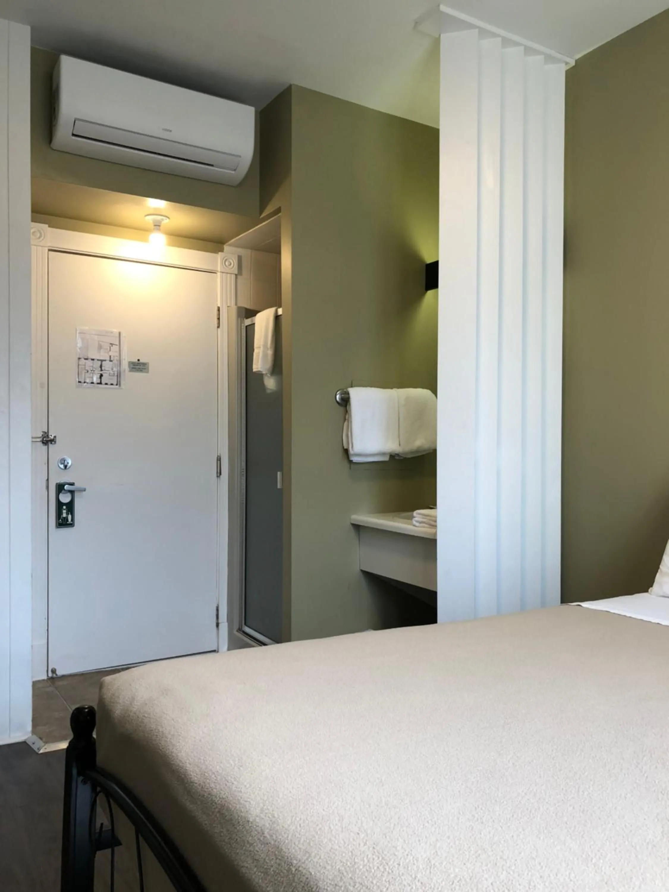 Bedroom, Bed in Auberge St-Louis