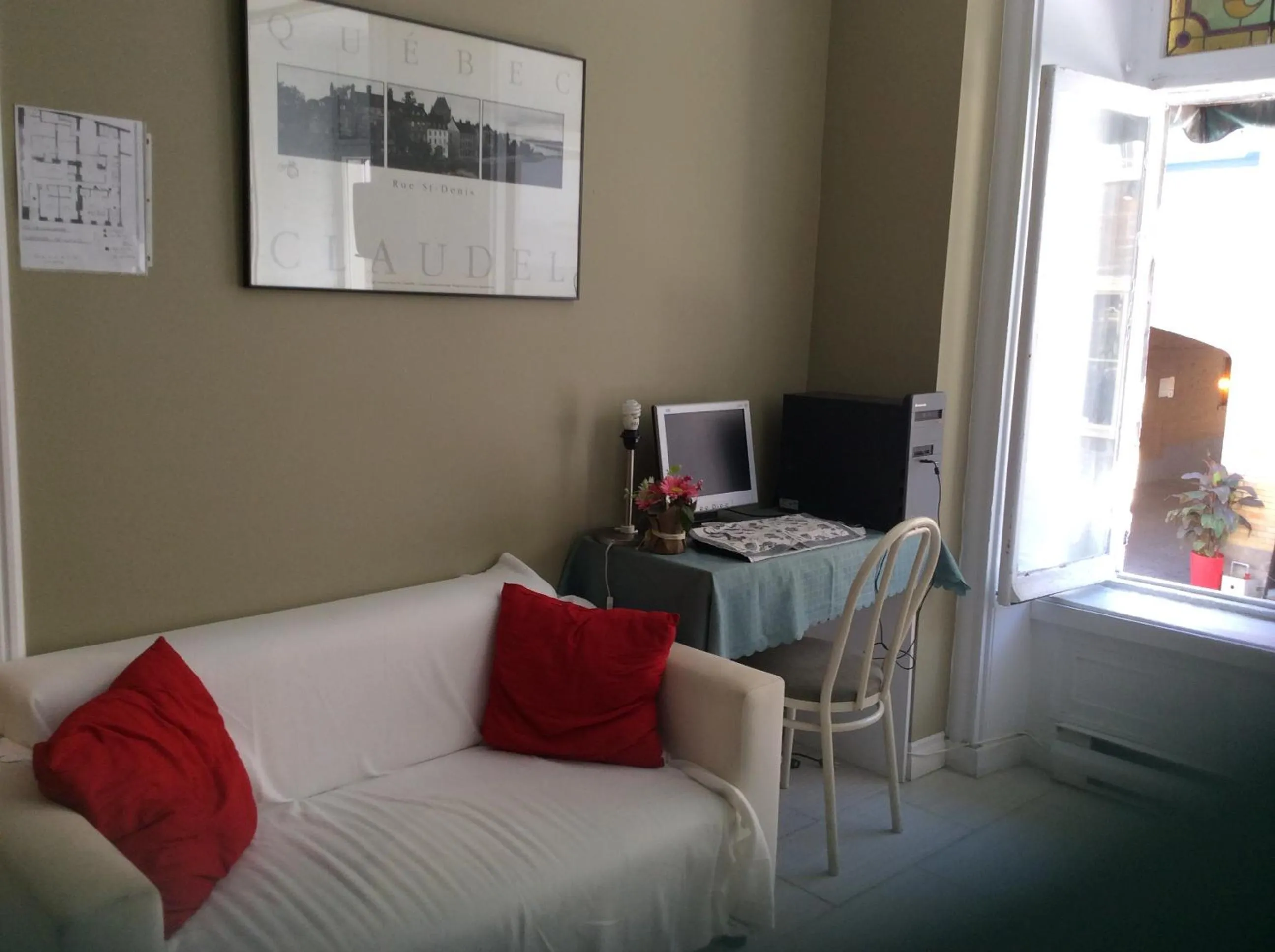 Business facilities, Bed in Auberge St-Louis