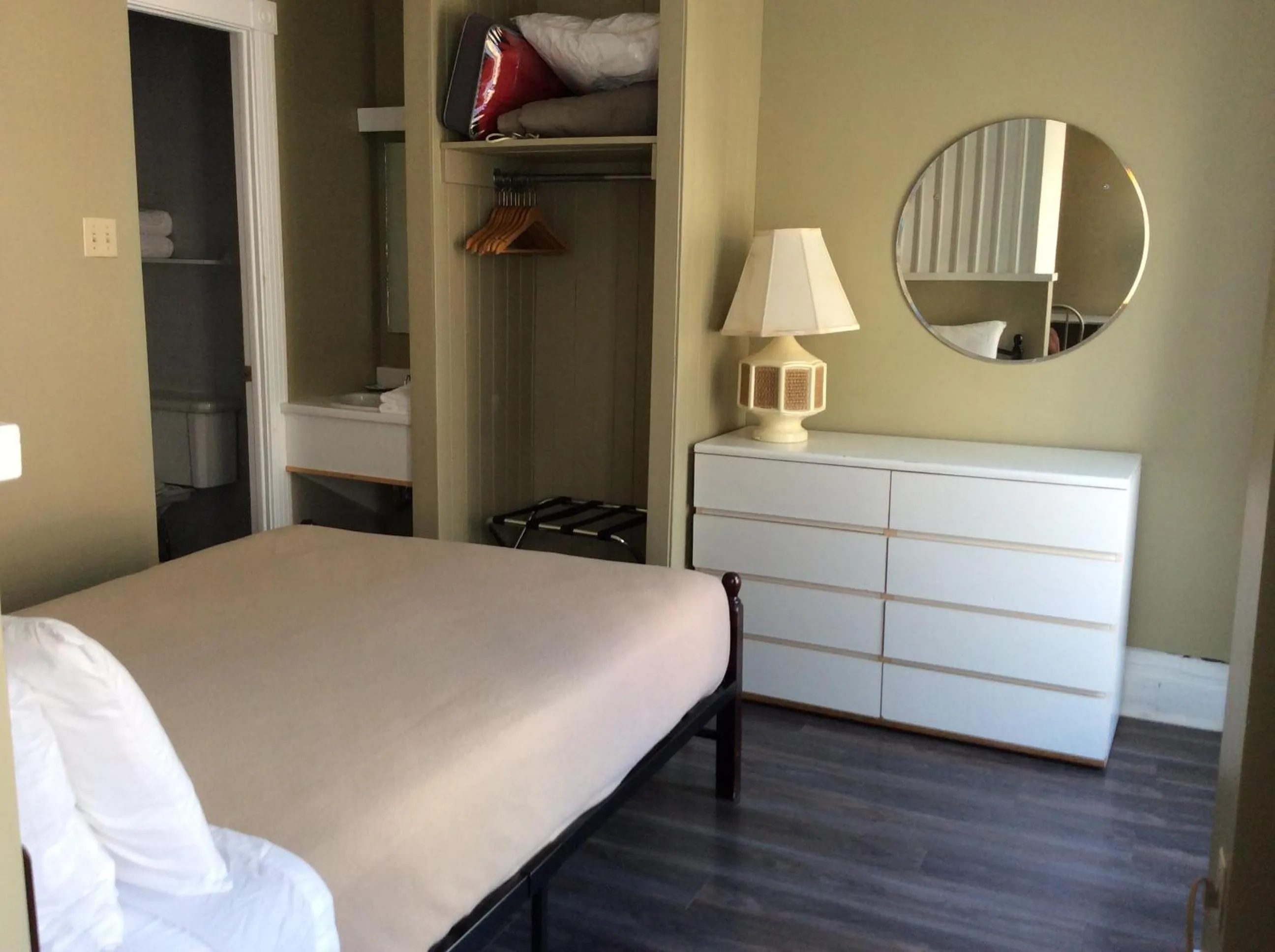 Photo of the whole room, Bed in Auberge St-Louis