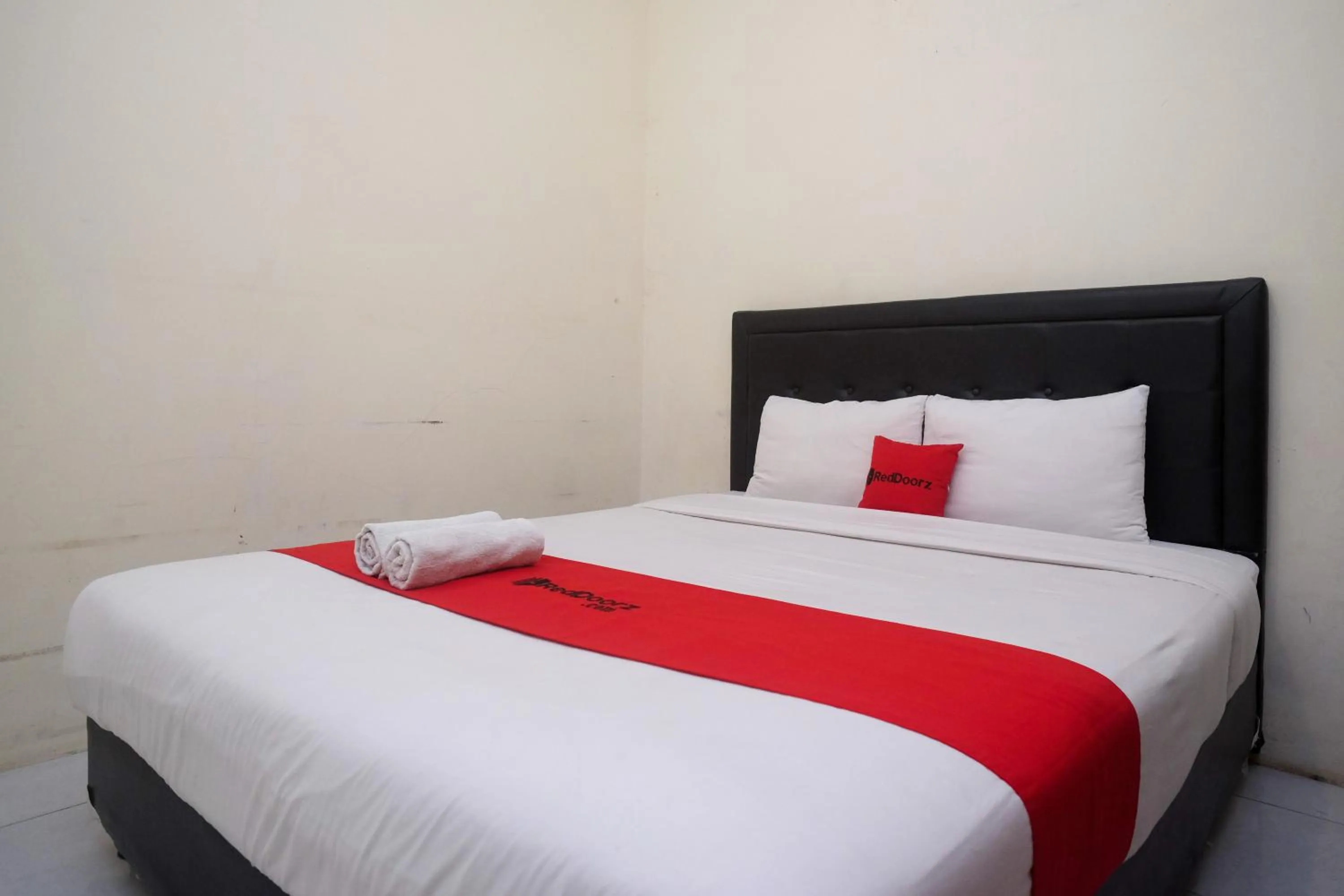 Bedroom, Bed in RedDoorz Syariah at Griya Hanum Condoongcatur