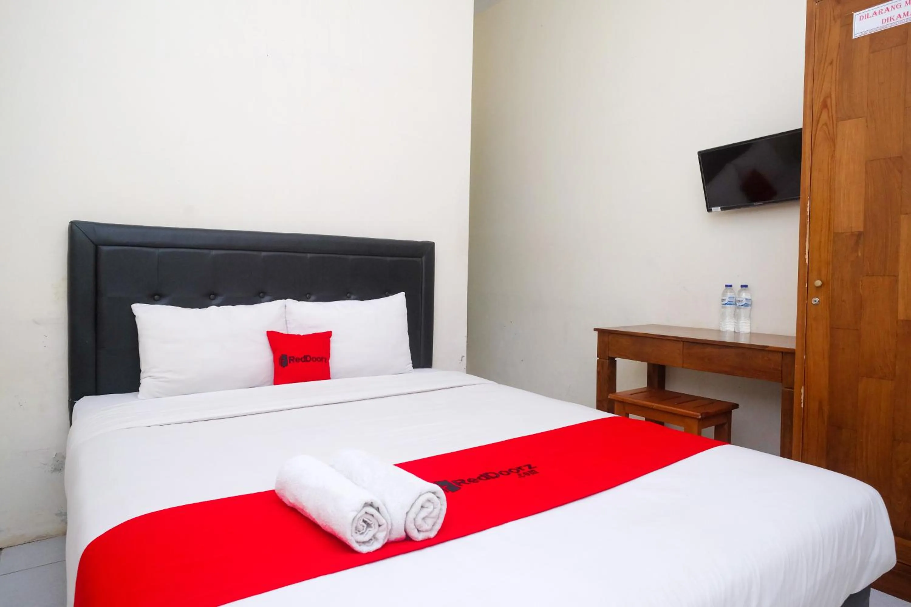 Bedroom, Bed in RedDoorz Syariah at Griya Hanum Condoongcatur